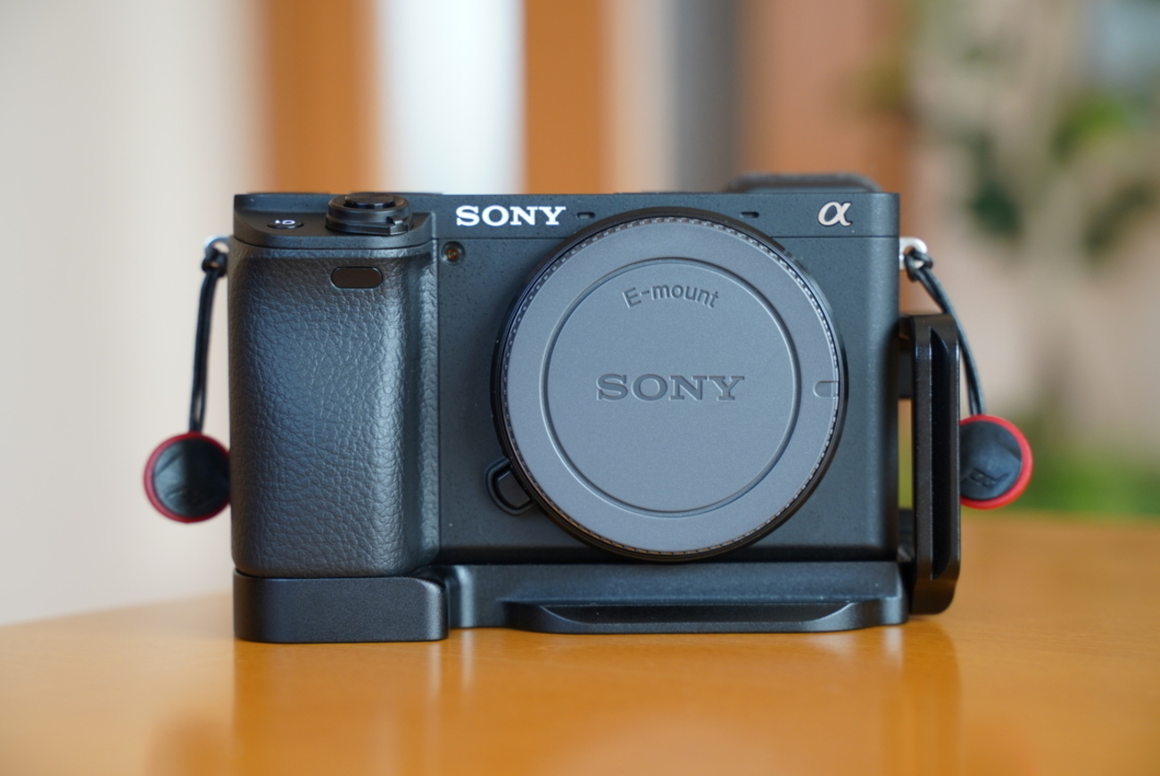 α6400にL型プレート(L型ブラケット)を装着！グリップ力UPで持ちやすく 