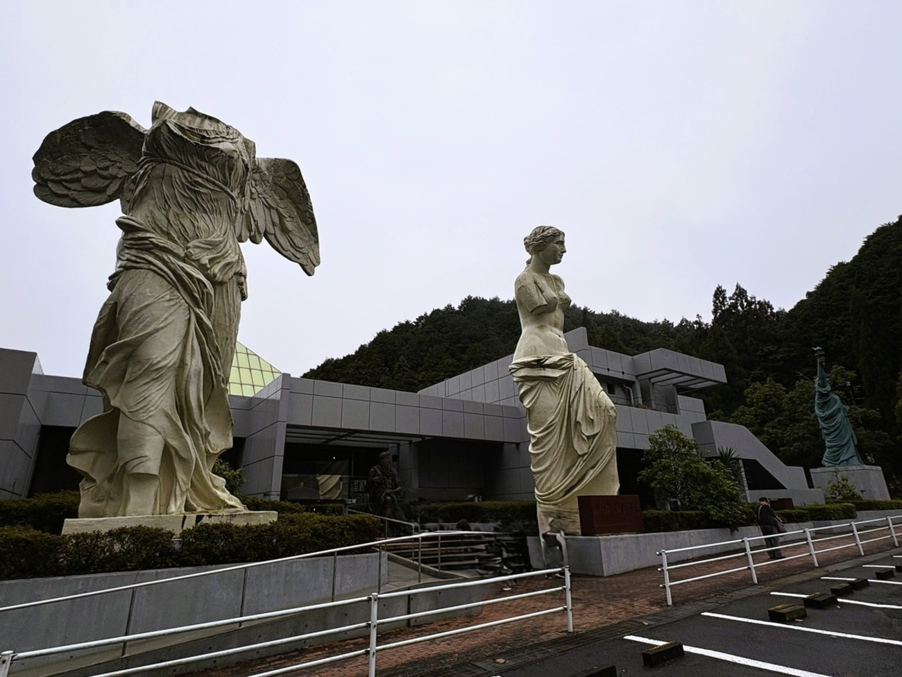 ルーブル彫刻美術館、ミロのビーナス像、自由の女神像、ハンムラビ法典