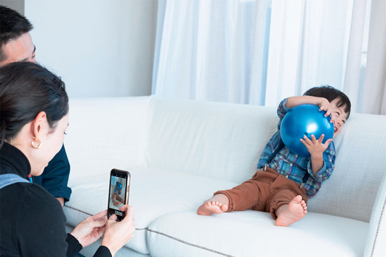 逆さ撮り　子連れ 子どもをスマホでかわいく撮りたい！ 写真家 鈴木心が教える撮影テクニック - ITをもっと身近に。ソフトバンクニュース