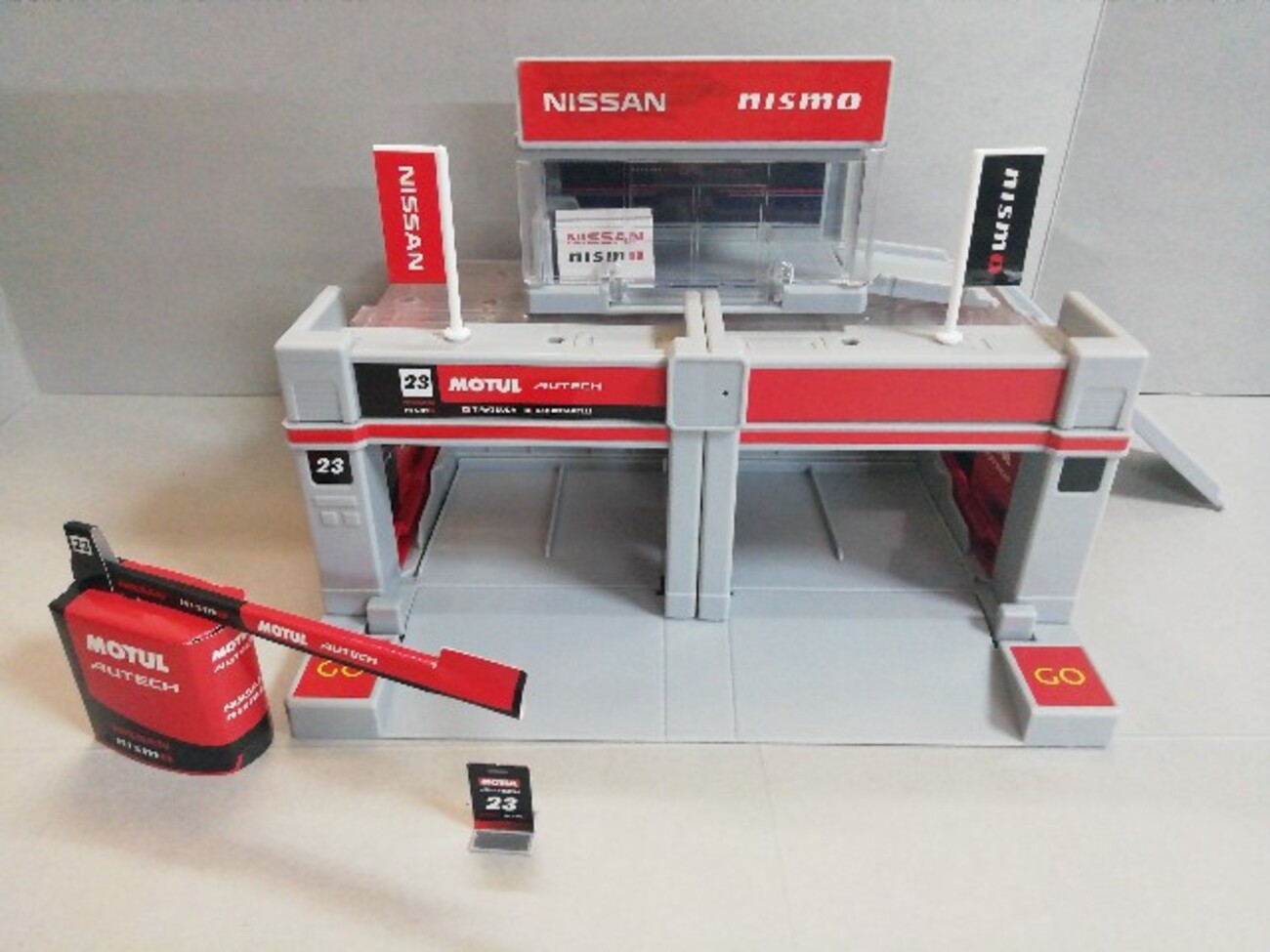 トミカタウン】NISSAN Racing team NISMO PIT / 給油塔にホースをつけ 
