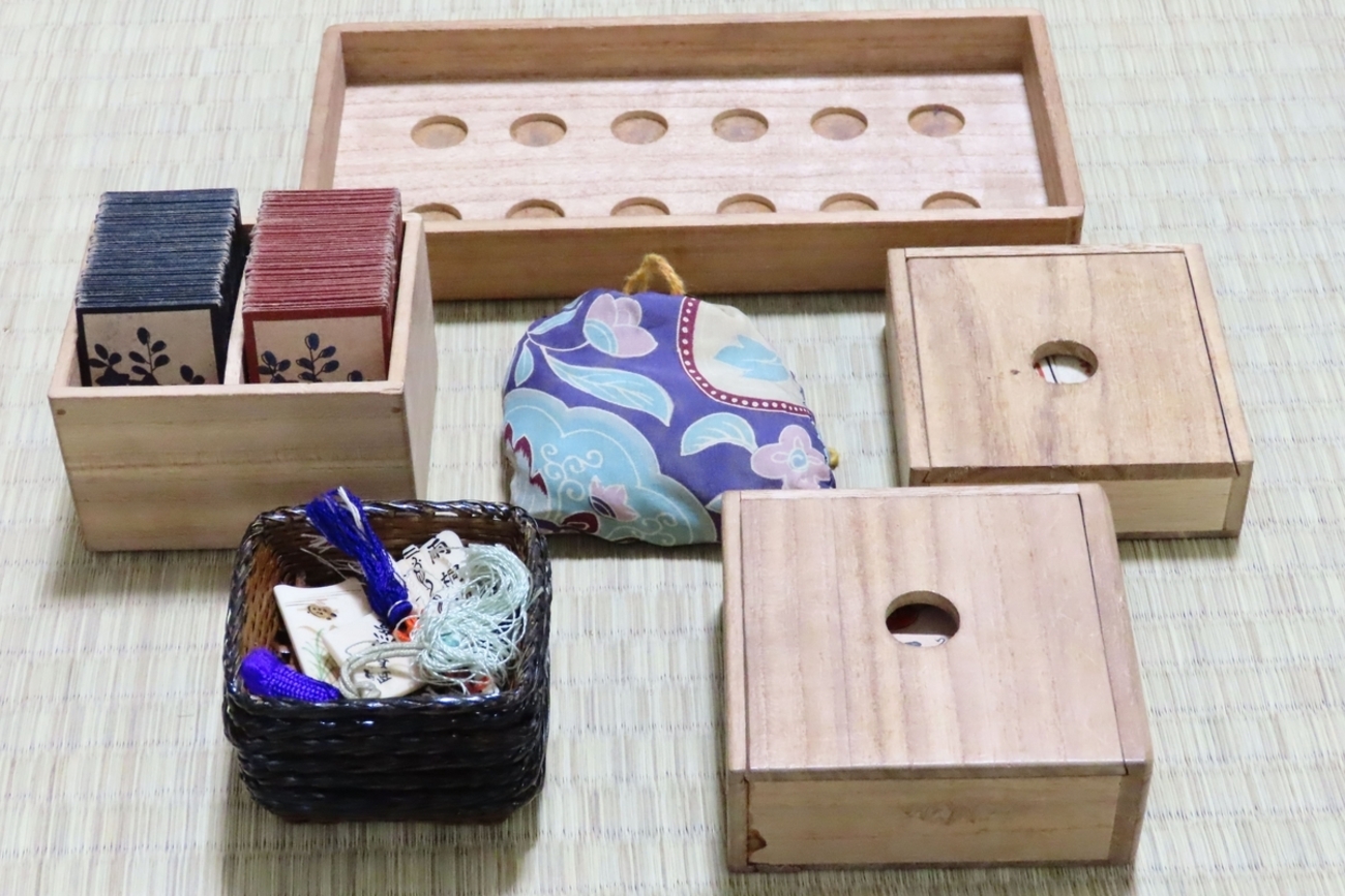 花札の世界が広がり深まる『八八道具セット』の吟味された遊び心 