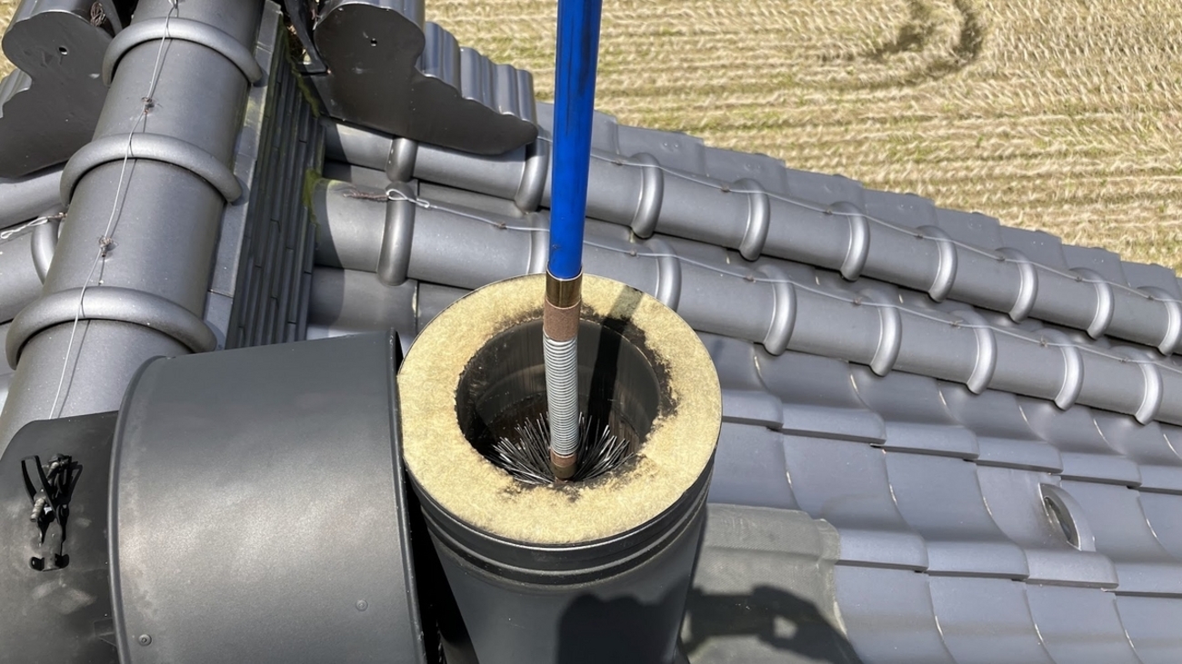 スケルディングズのロッドとブラシで煙突トップからの掃除 ＆ 室内では