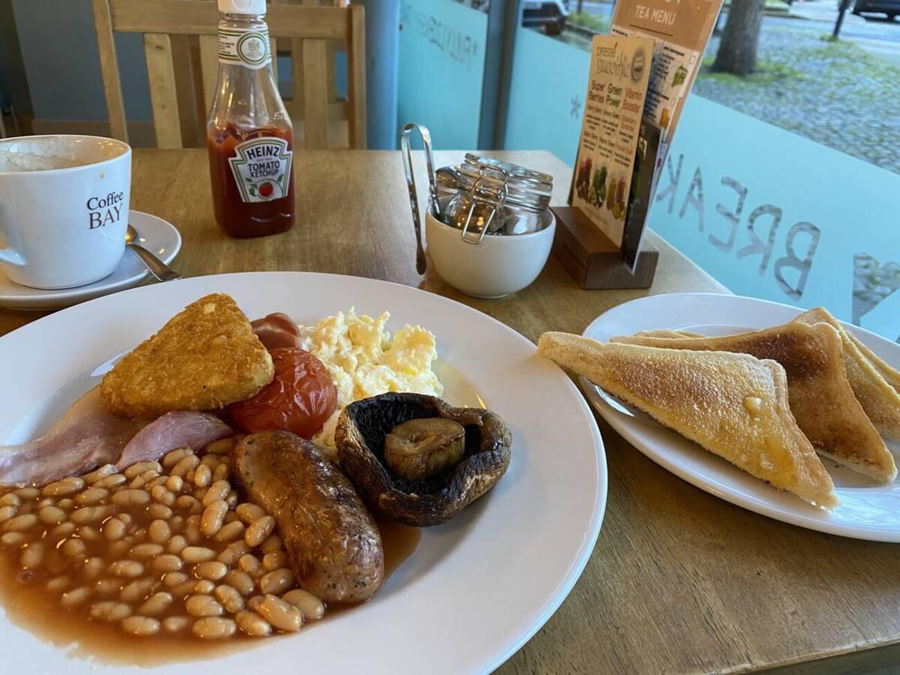 ロンドンで味わう究極の朝食体験: ケンジントン「Cafe Continente」の 