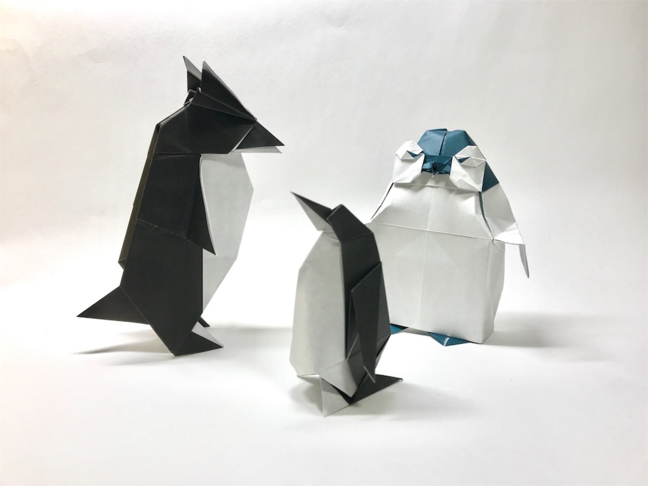 折り紙でペンギンを折りました - さくBは折り紙を折っている