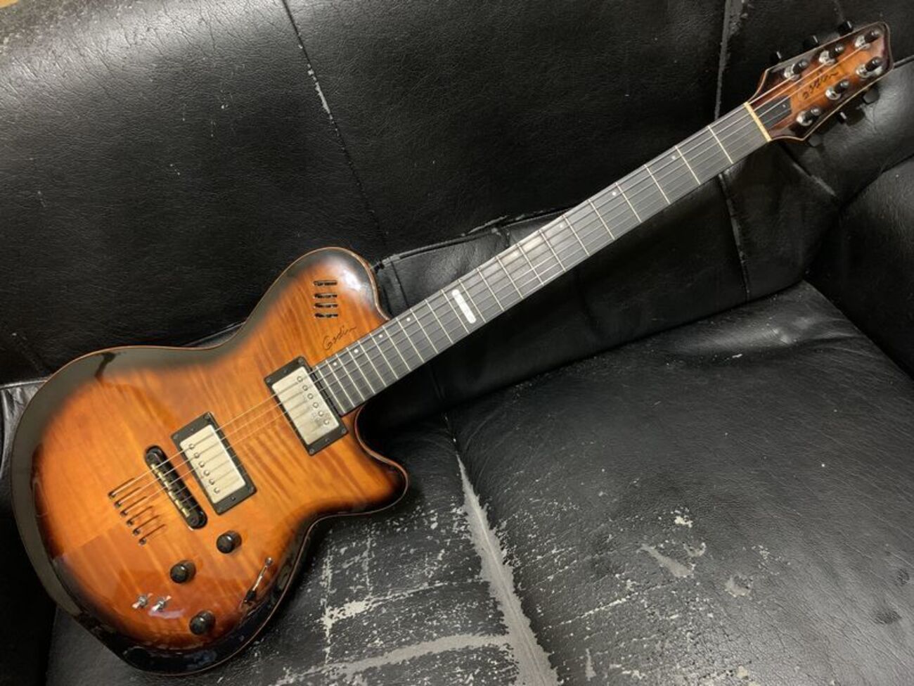 Godinのソリッドギター - Late Night Monologue