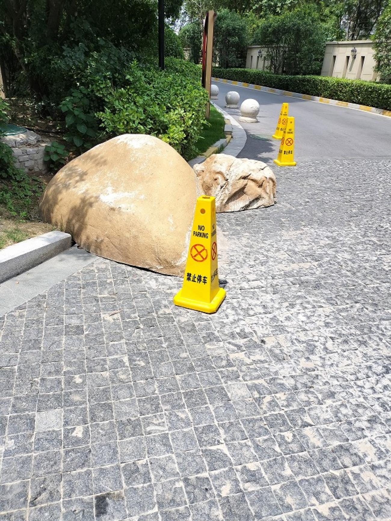 人工石だったのか?！？中国河南省開封市で見かける石は重い？重くない 