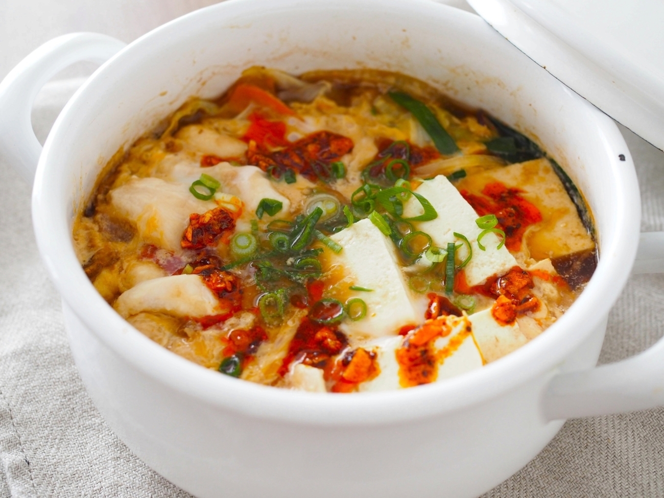 半日分のたんぱく質が摂れる1人鍋レシピ「鶏むねと豆腐の卵みそしょうが鍋」 - メシ通 | ホットペッパーグルメ