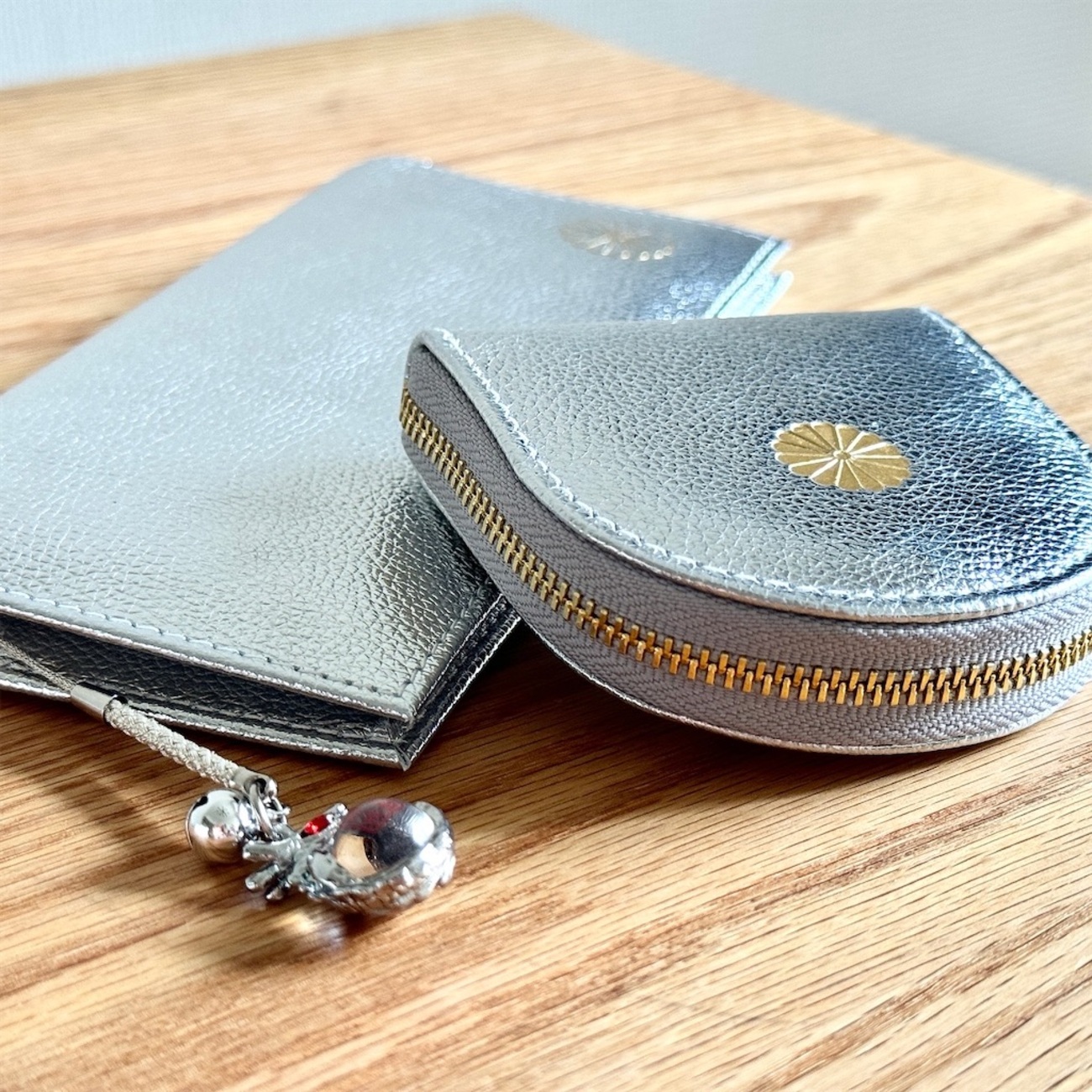 東京在住の妹から、 金ピカ財布が届きました。 （写真はないけど、娘にはピンク色） 開運財布。 牛革で日本製。 皇居東御苑で売ってるそうです。  菊の御紋が輝いています。 いつも在庫があるわけでなく、あっても希望の色が無かったりで、二つを手に入れるまで、妹は5回も ...