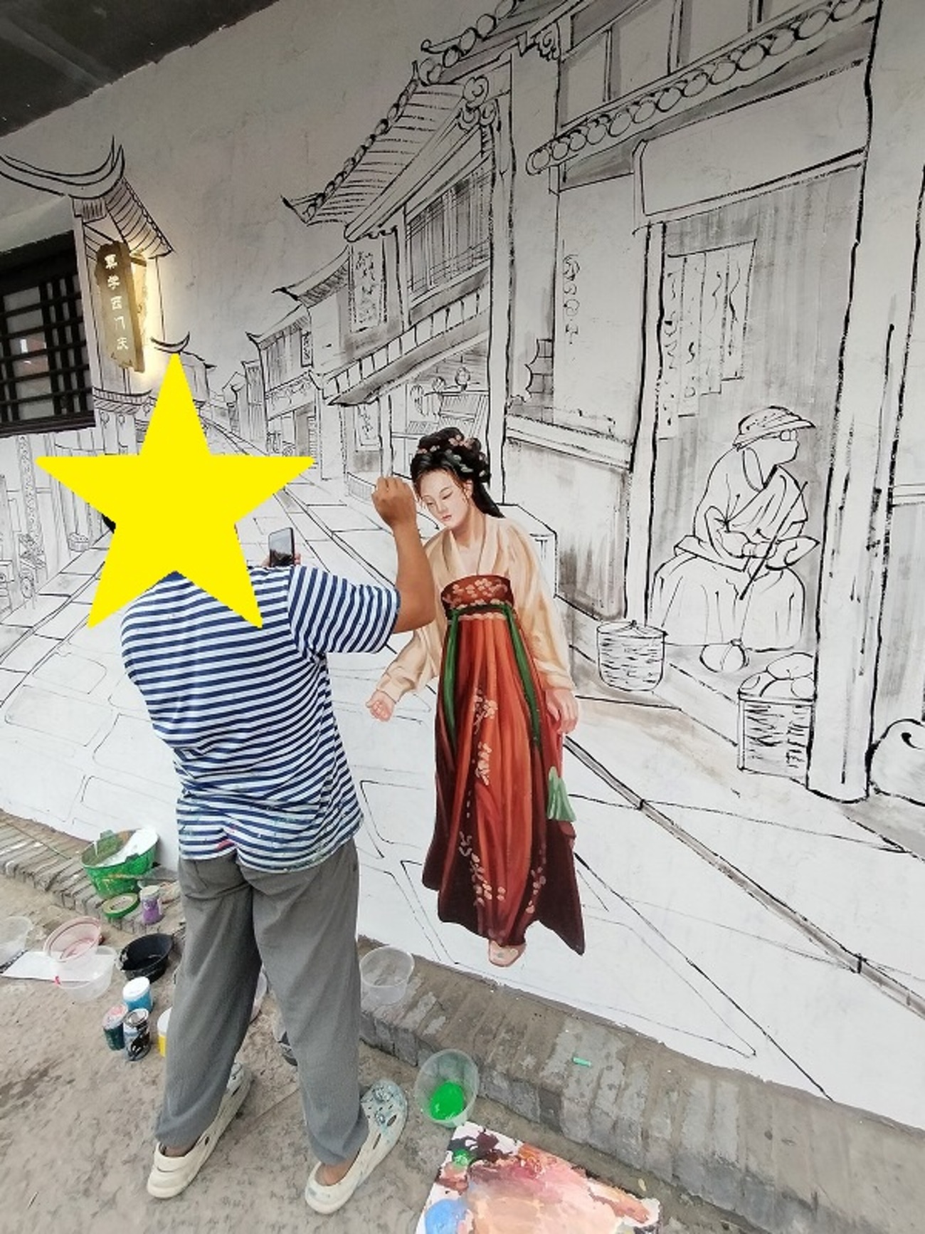 中国河南省開封市 壁に女性の絵を描く人がいる風景 - ぱきらの中国 
