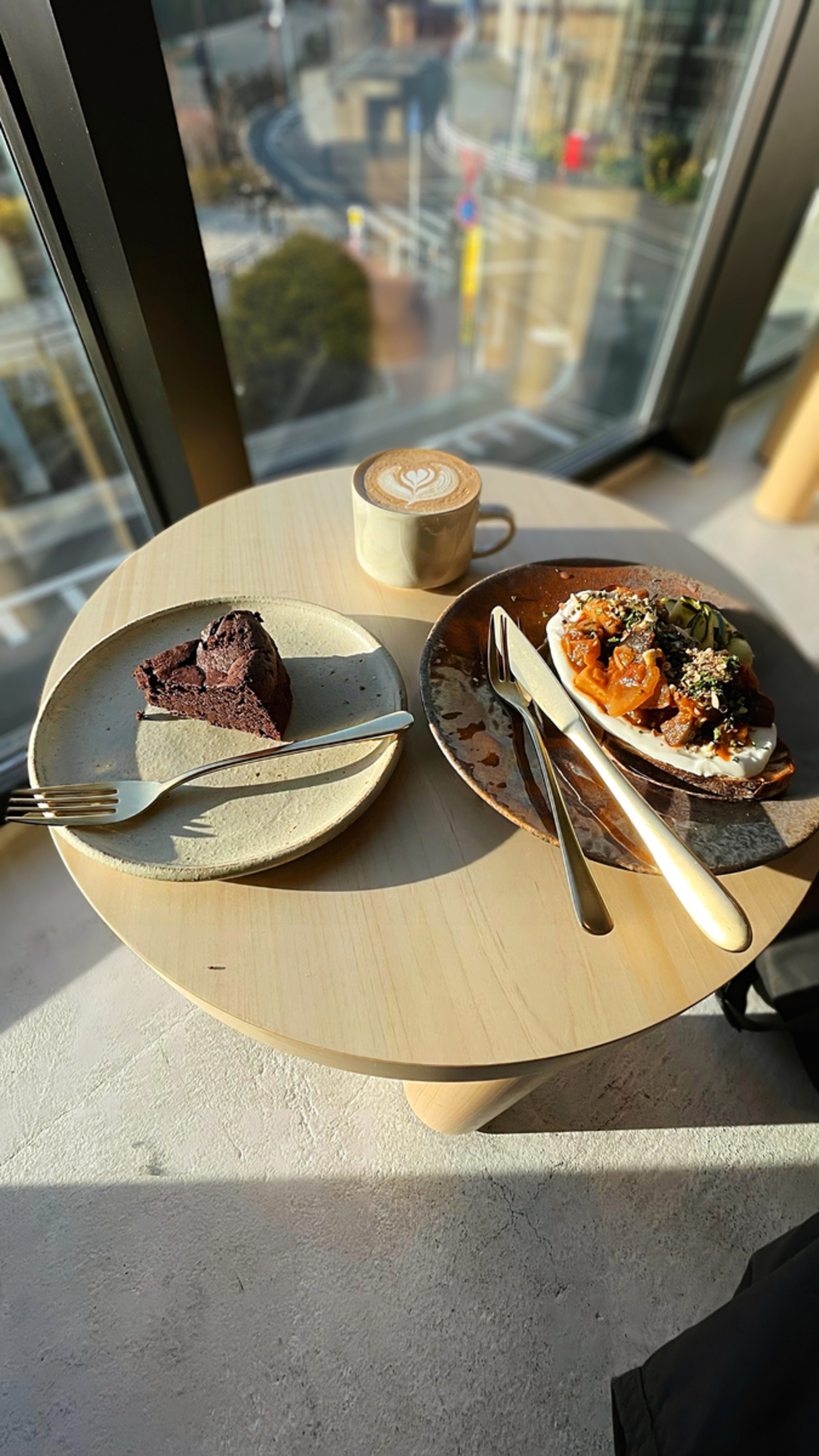 日光が気持ちいい 話題の無機質カフェ＠下北沢駅 - 東京朝ごはん！