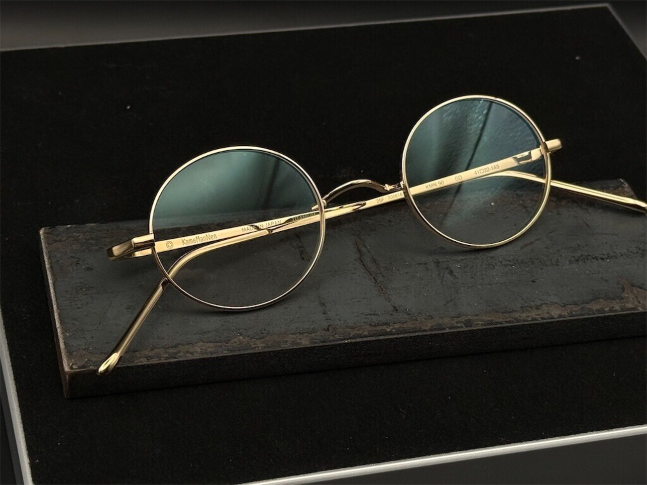 引き算の美しさ、KameManNen のKMN-90 - oogley raconter , rosita 