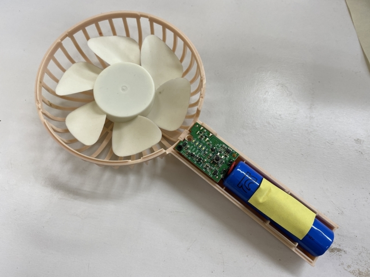 壊れたハンディ扇風機を修理してみた - 素人が電子機器をいじってみる