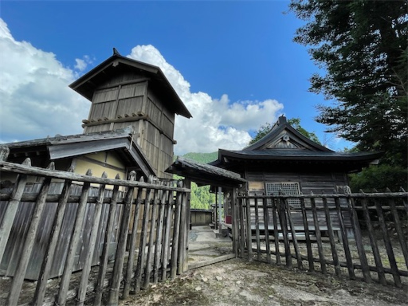 高根城 (浜松市天竜区) -北遠の奥地に復元された山城 - にわか城好きの
