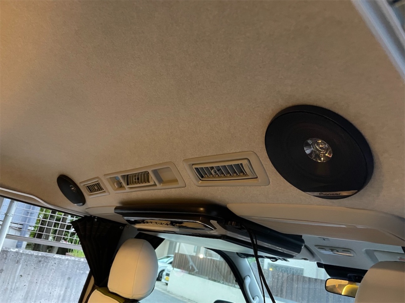 ハイエースの後部座席にスピーカーを増設 - おふざけキャンプ
