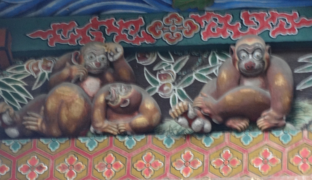 秩父神社の「お元気三猿」は、日光東照宮の三猿と真逆の猿 