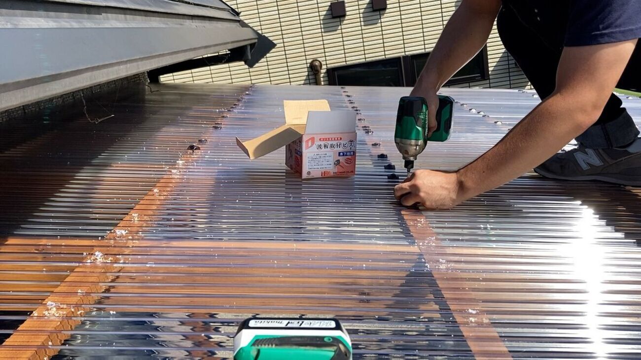 DIY】ウッドデッキに屋根つけた10 〜ポリカの波板編〜 - アトリエ 