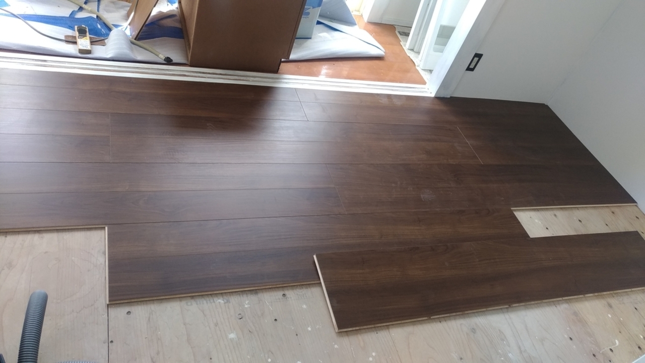 フローリングの捨て貼り工法①：フローリングは一列目が最重要 - DIY 