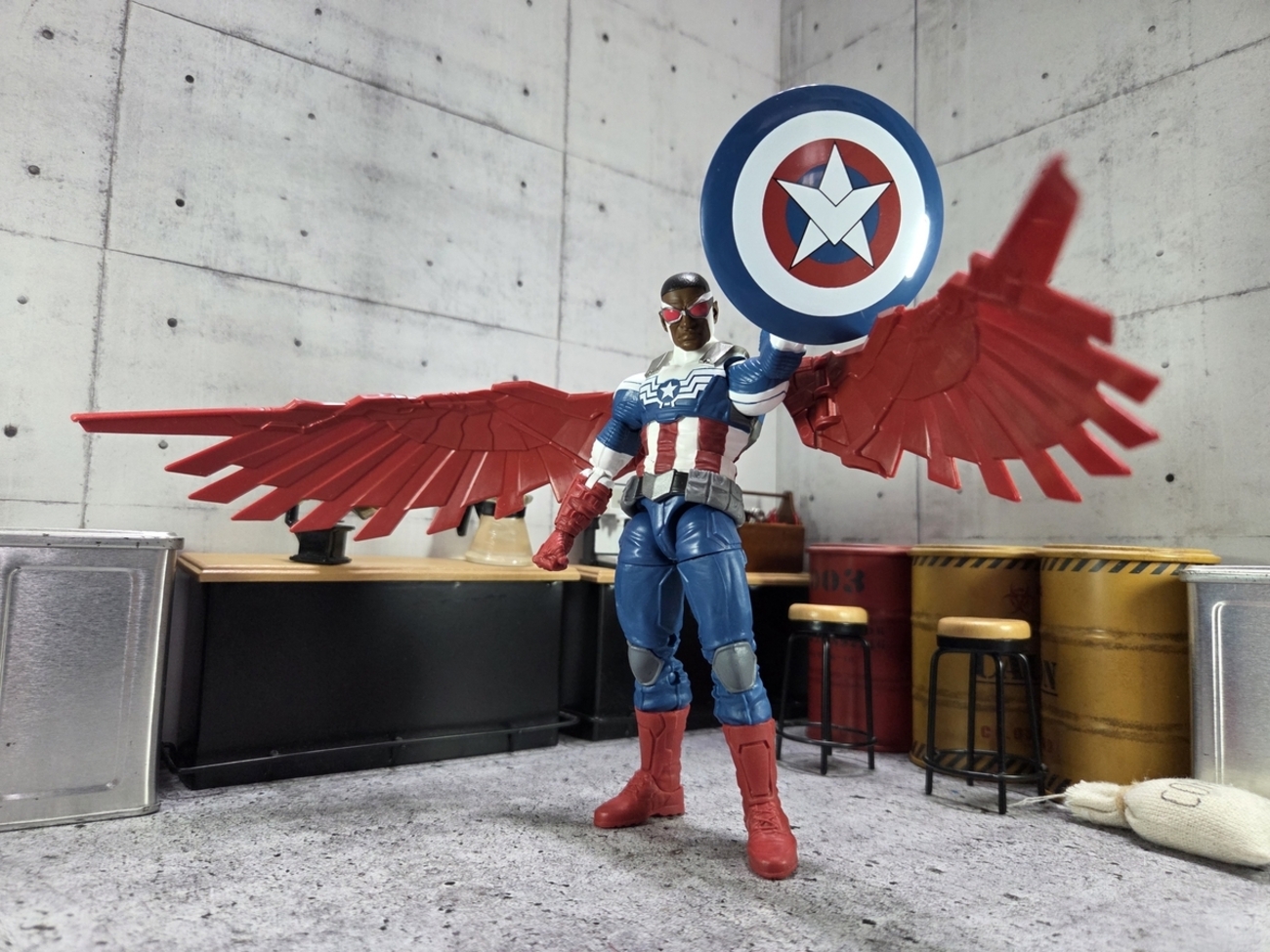 ウルトラマン マーベル 盾 Disney Store アベンジャーズ エンドゲーム 