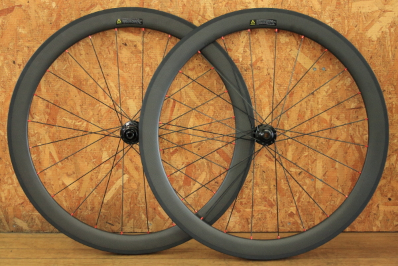 リム高50mmのカーボンチューブラーリムとREVOディスクハブで手 