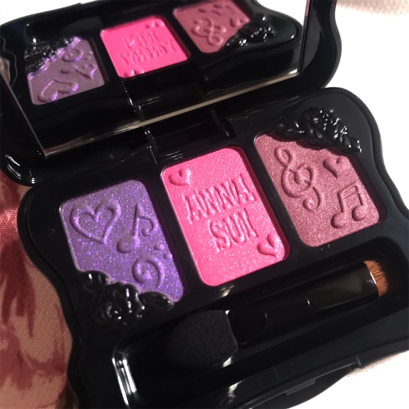 シンボリックな色使いが印象的な「ANNA SUI アイカラー トリオ 07