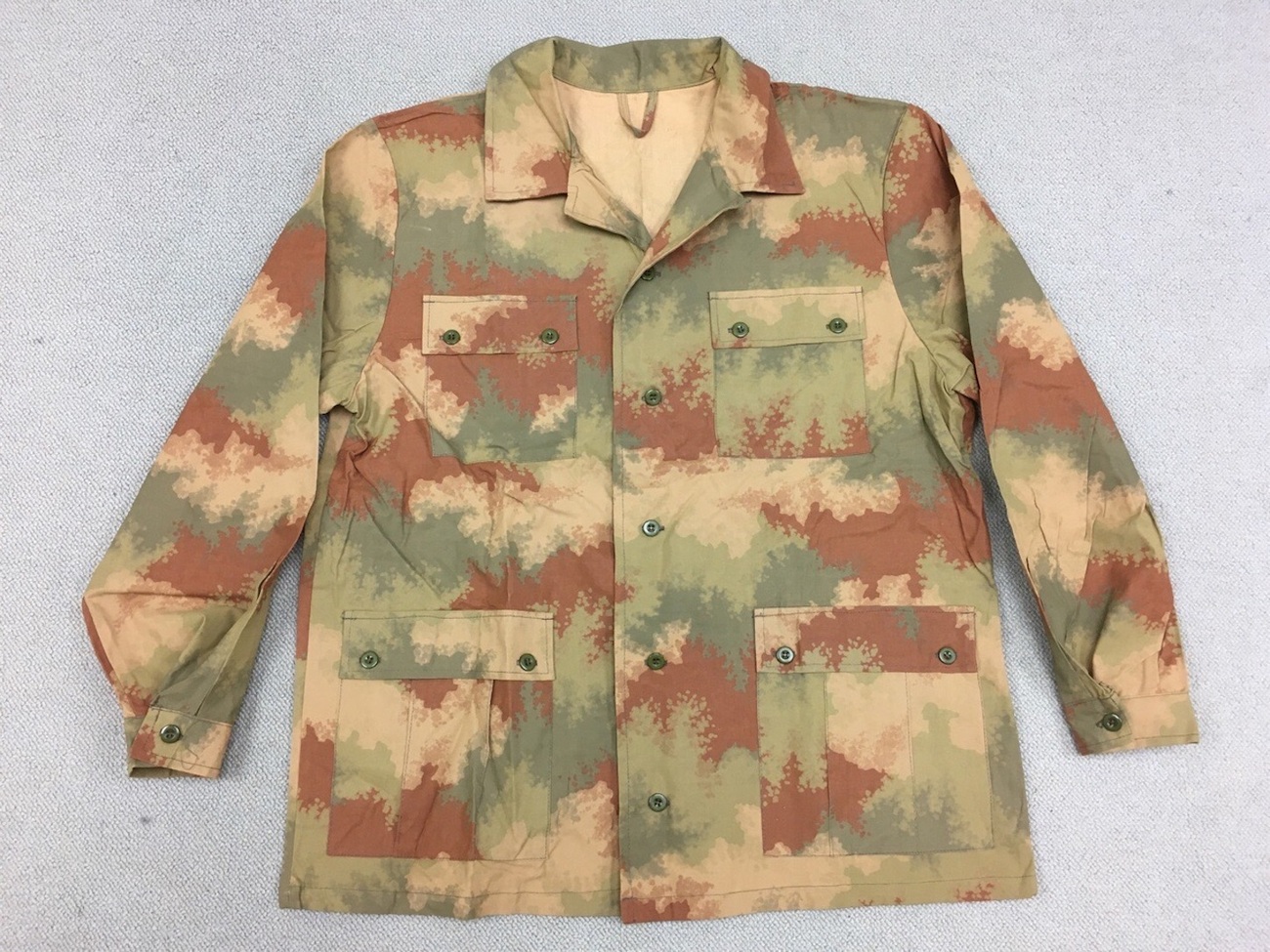 繊細な迷彩です！【旧チェコスロバキアの軍服】陸軍砂漠用迷彩 