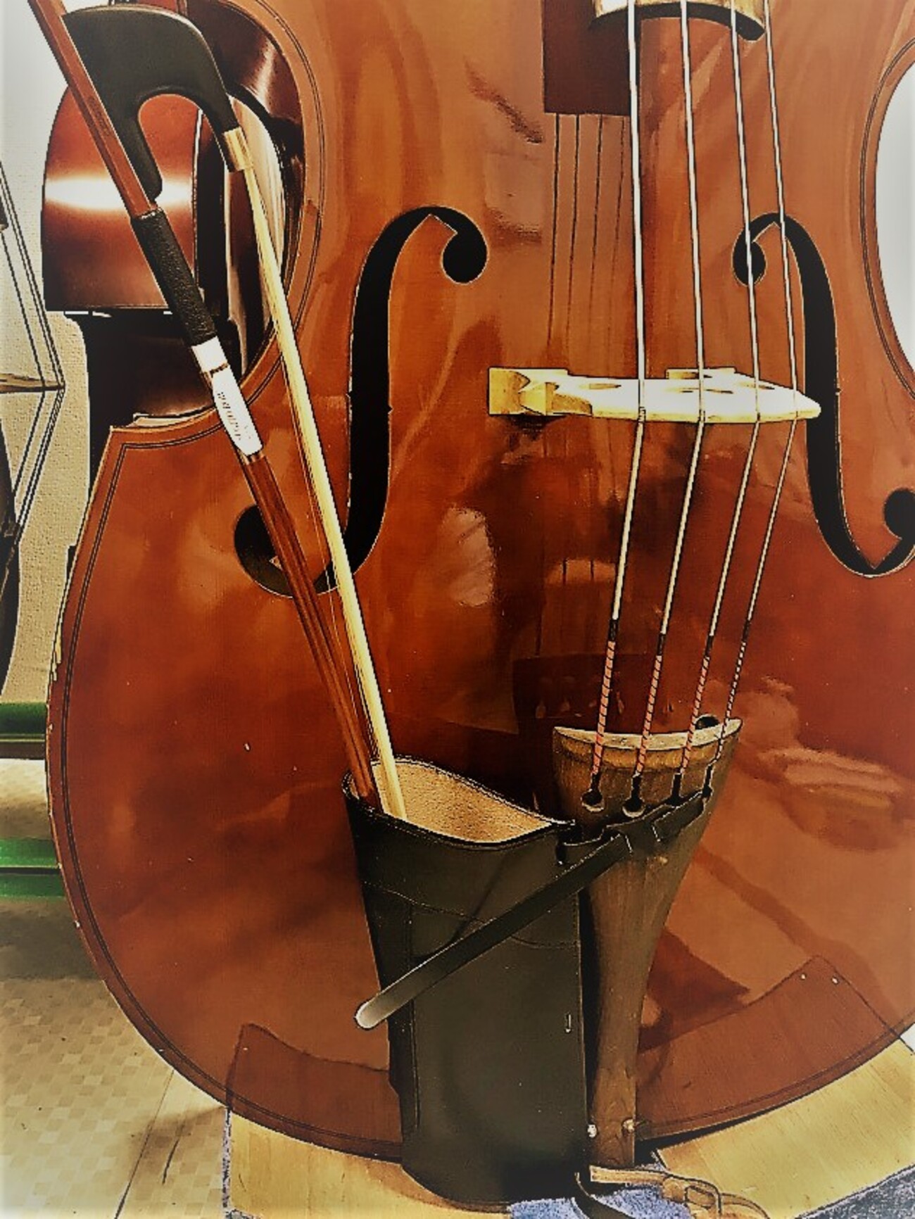 フランス製 最高級素材 コントラバスホルスター レザー コントラバス 弓ホルダー 弓ホルスター ハンドメイド ベージュ コントラバスホルスター 弓ホルダー  - GALLERY コントラバス ウッドベース弓ホルスター【MAYA CAMEL】 コントラバス ウッドベース 弓ホルスター rosso