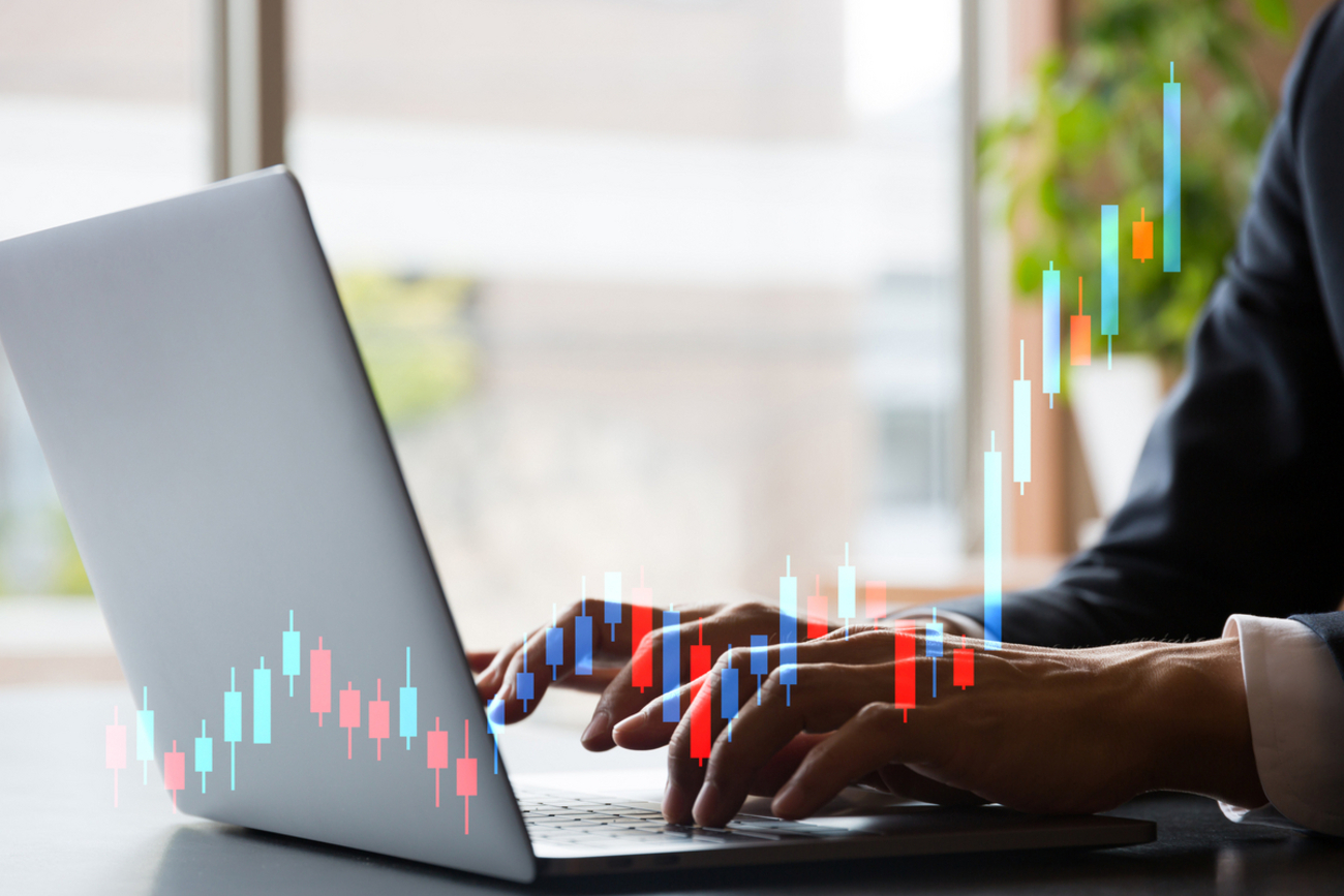 証券アナリストの仕事とは？向いている人の特徴や必要スキルを解説 - スタンバイplus(プラス)｜仕事探しに新たな視点と選択肢をプラスする