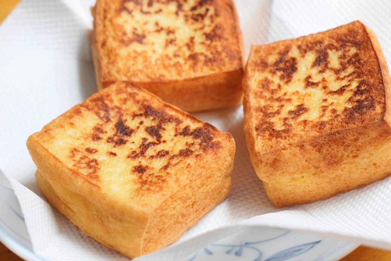 少ない油で豆腐を揚げ焼き→カリッ、フワッの「厚揚げ」に。料理感ゼロ 
