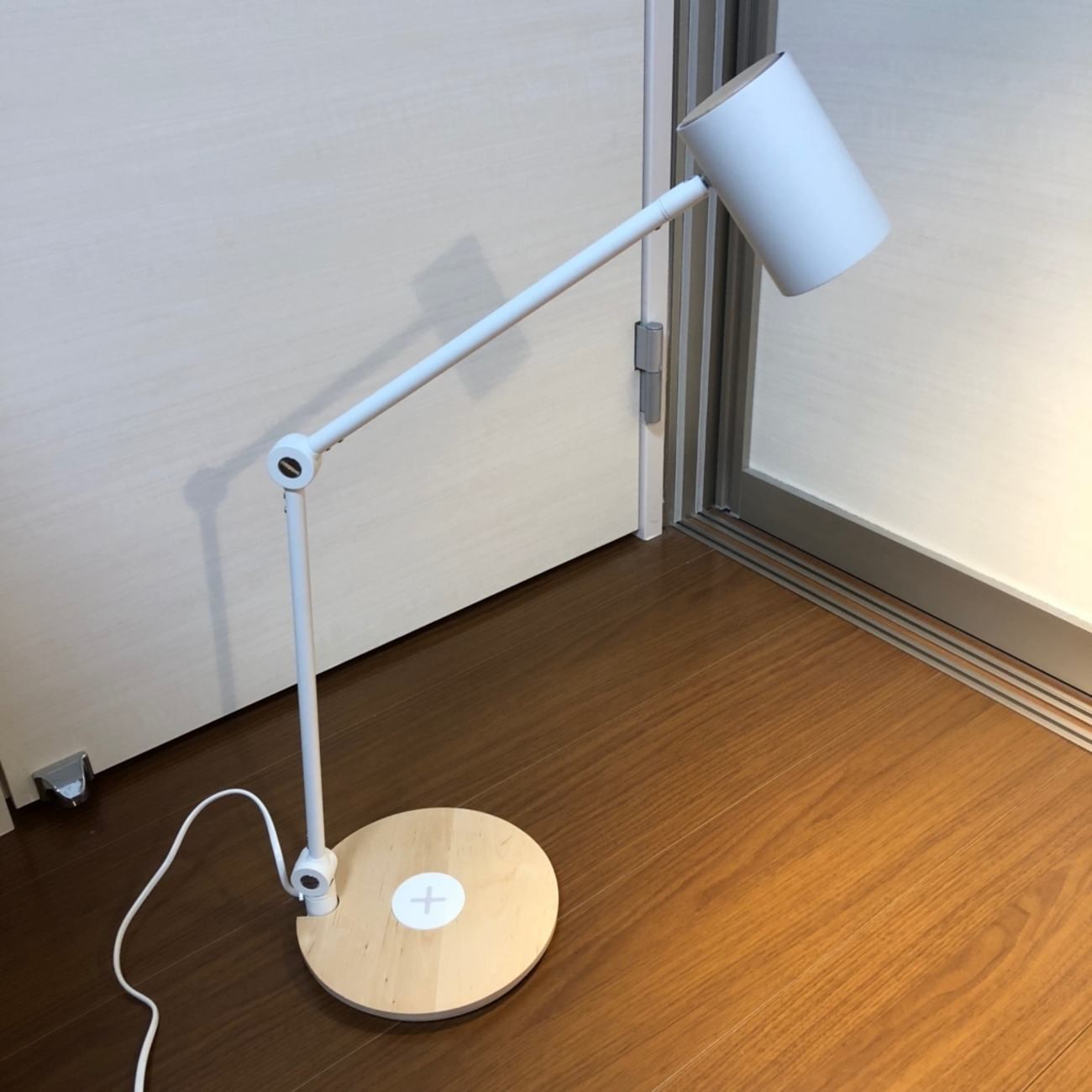 IKEAのワイヤレス充電機能付きLEDワークランプRIGGADでiPhone8の無線 