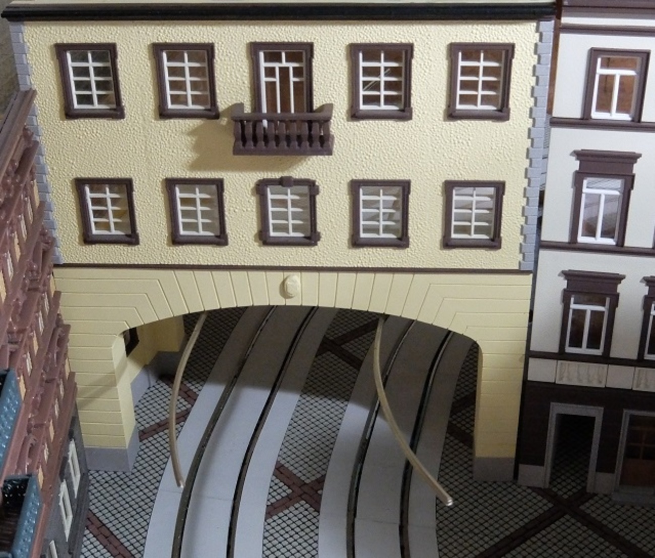 建物の1階を線路が突き抜ける話 - 境目と鉄道…