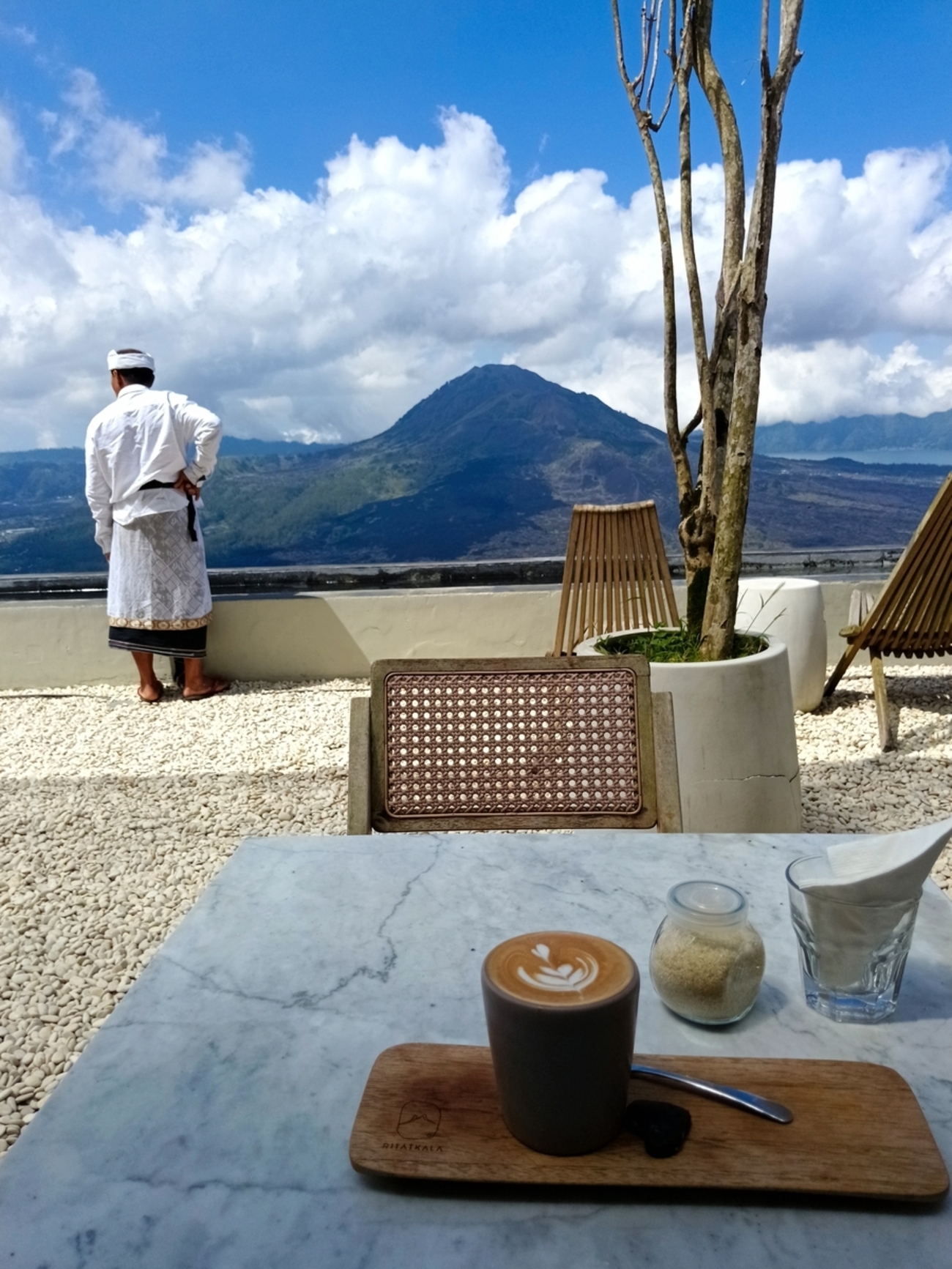 バリ島のバトゥール山に泊ったけどハエがすごいのなんの