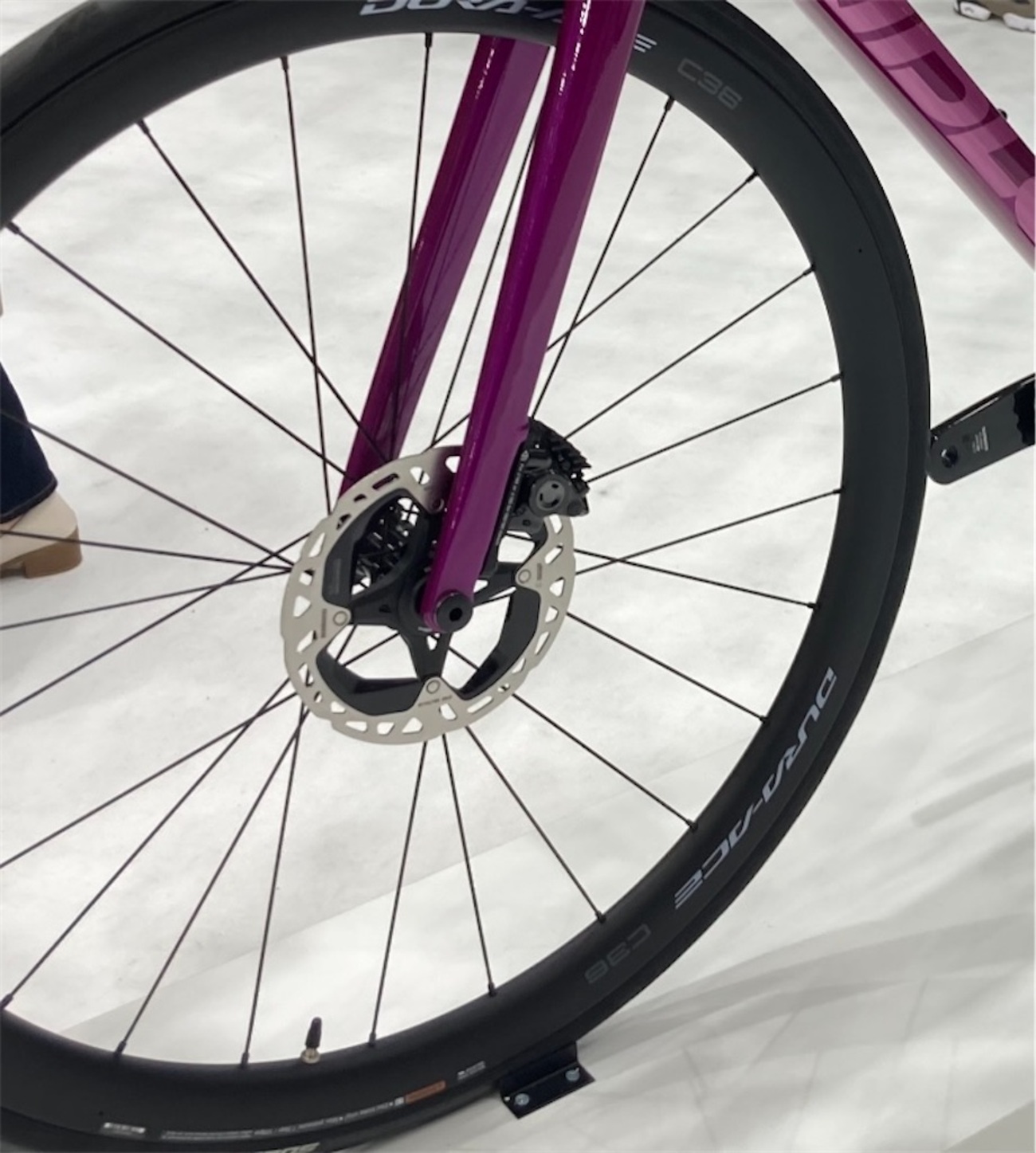 EQUAL ブレーキキャリパーを使うと軽量なディスクブレーキロードバイク 