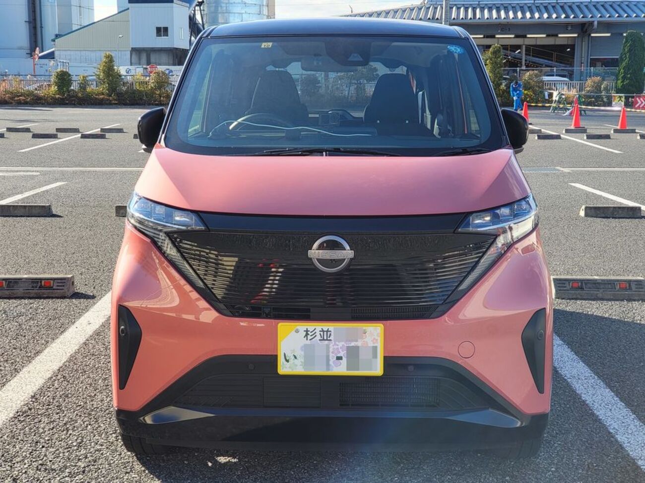 日産サクラ】軽自動車の黄色ナンバープレートを白地の図柄入りプレート 
