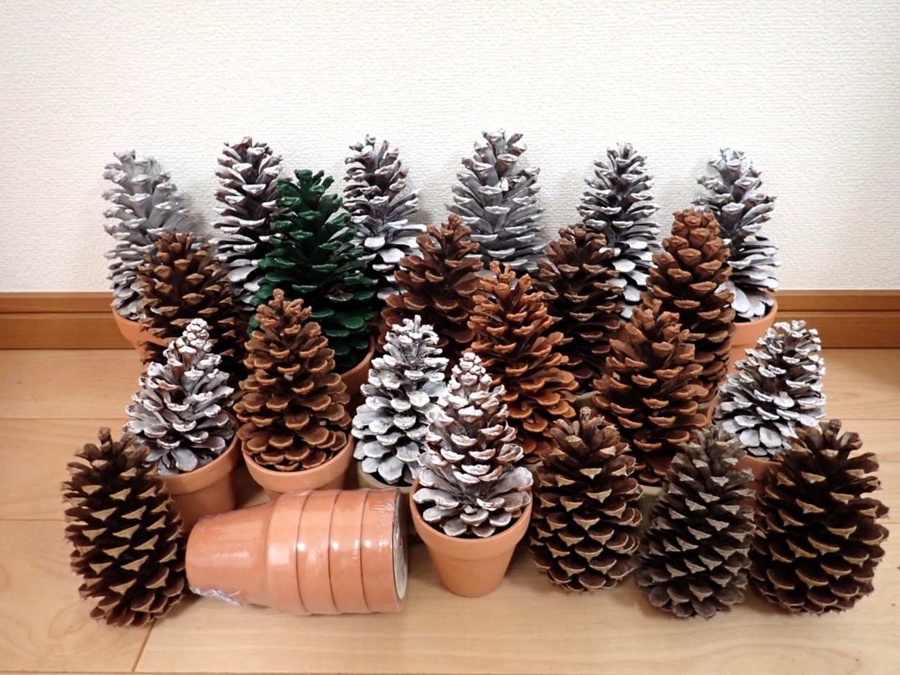 ひたすら「松ぼっくりツリーや木の実のミニリース作り」の準備でした