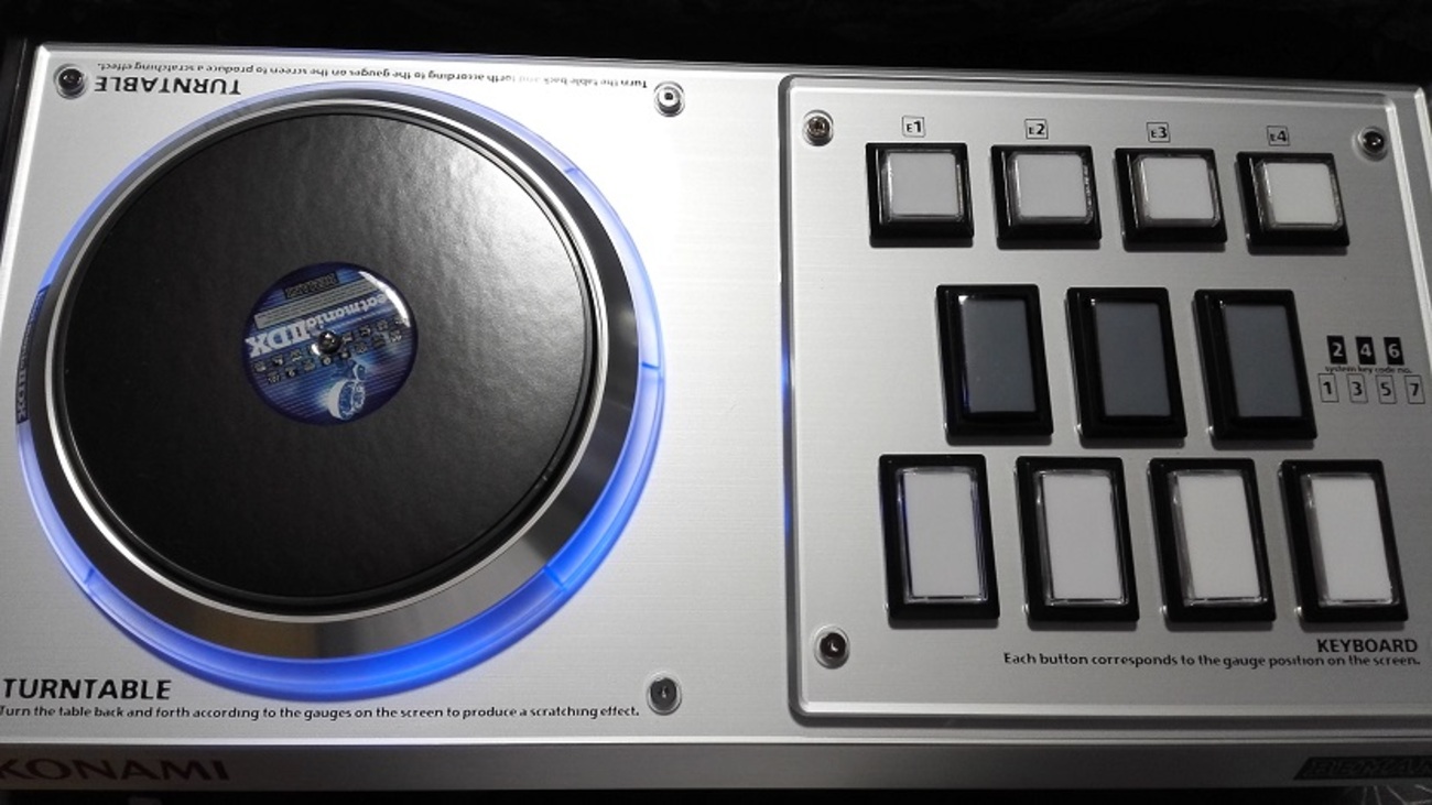 beatmania IIDX 専用コントローラ プレミアムモデル買った - カニ 