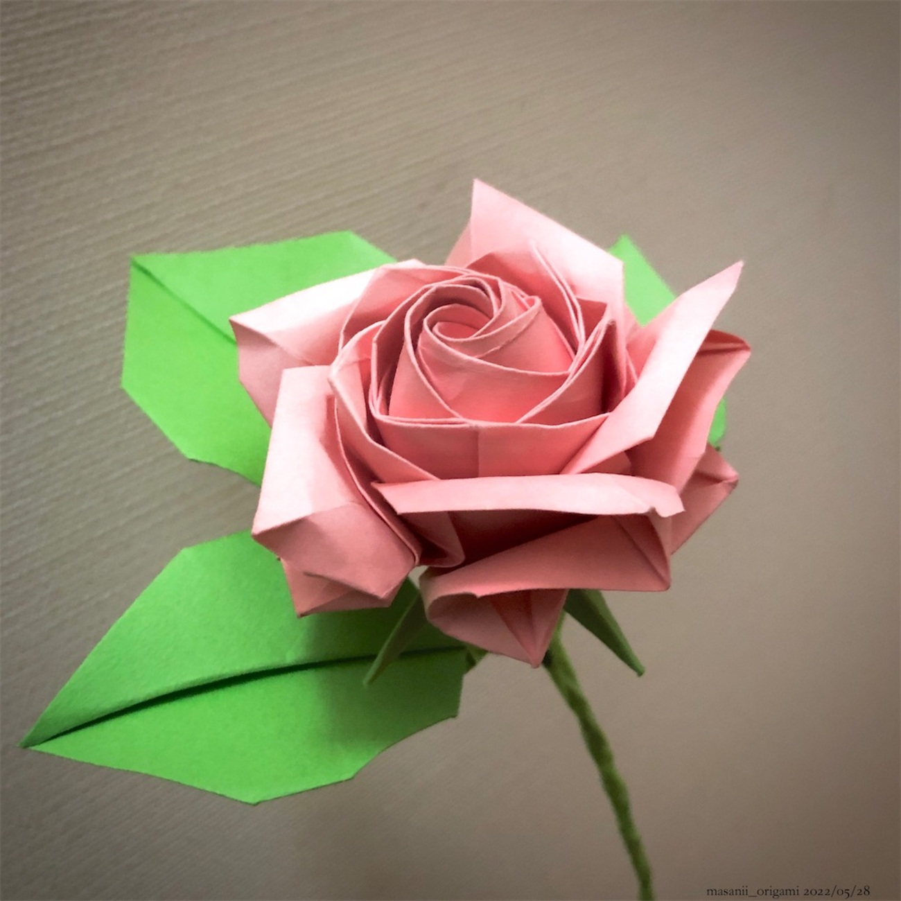 贈り物にバラの折り紙〜佐藤ローズの一輪挿し〜／Origami rose 