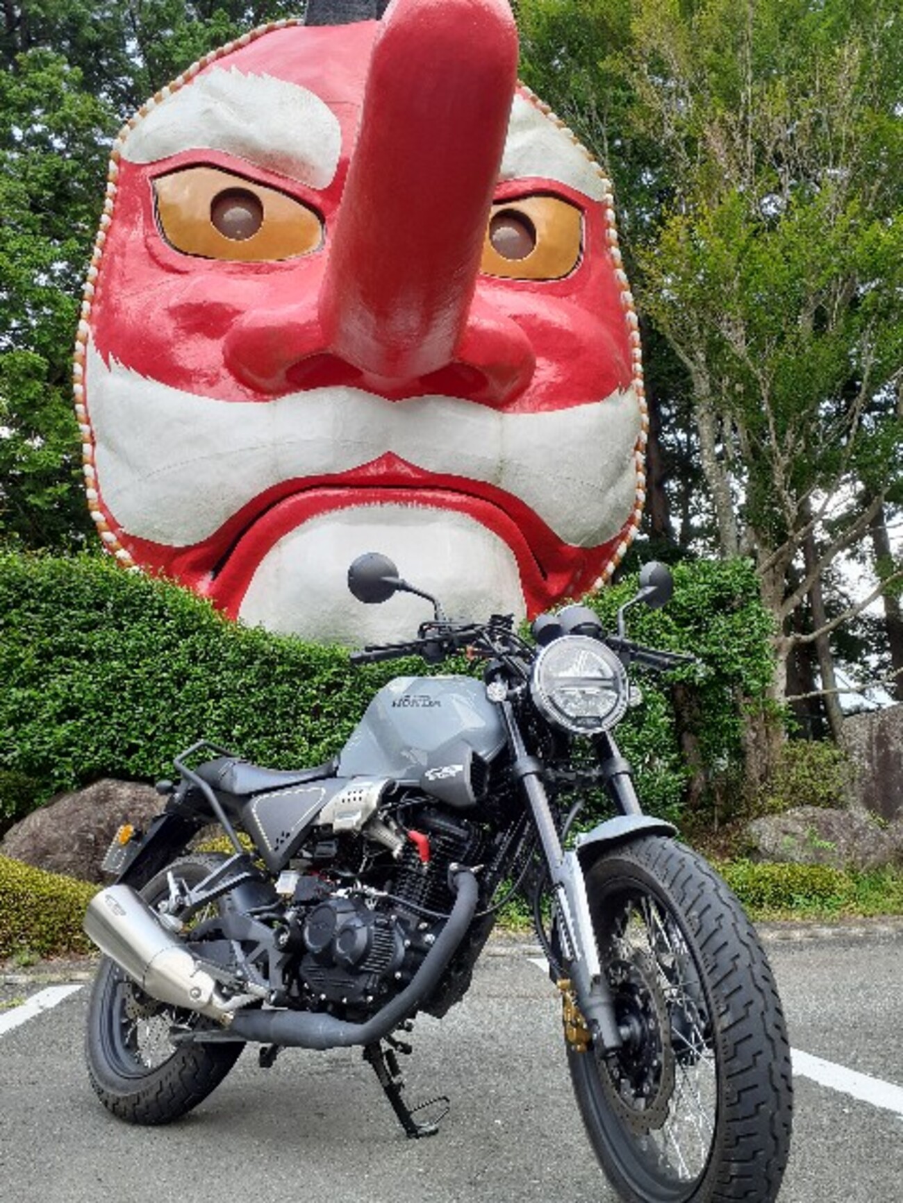 浜松市>駐車場にそびえる大天狗! 日本一の大天狗面 - 愛知発!CB190SSで