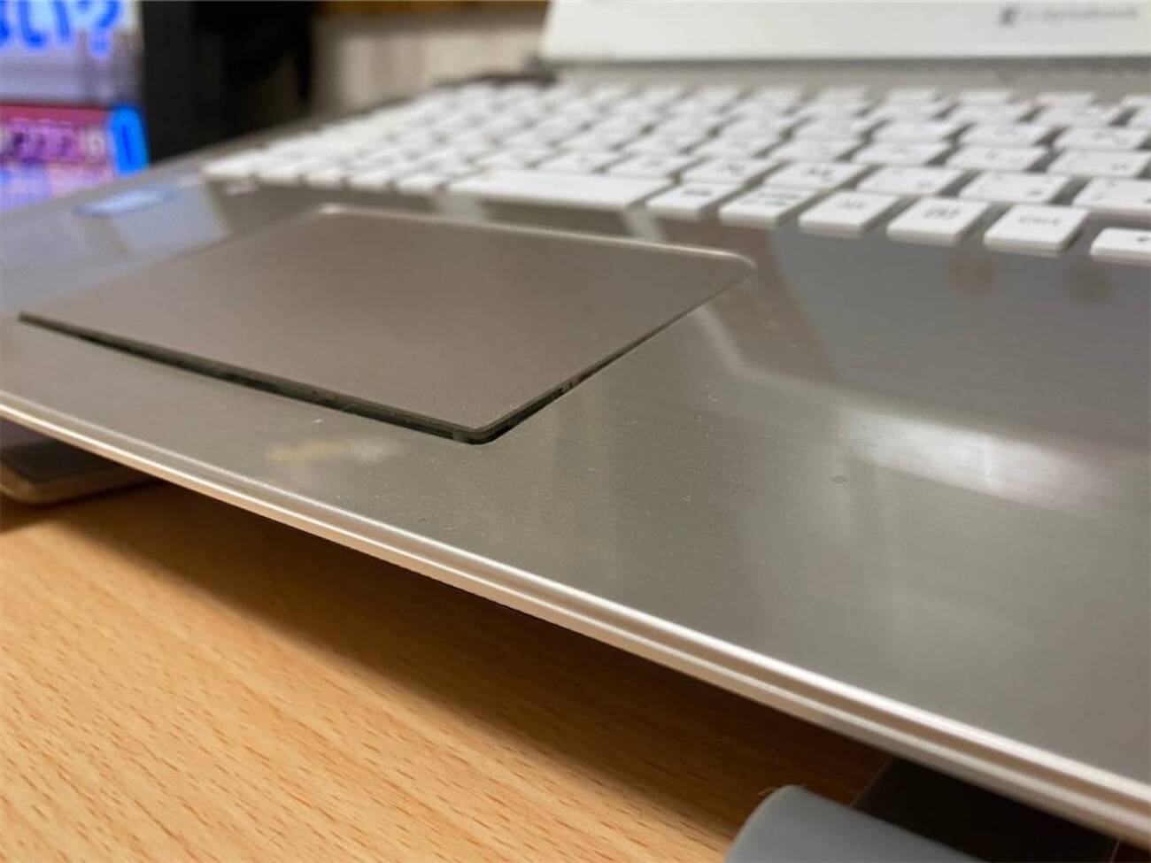 【VC72/B・ dynabook 】バッテリ若干膨れ 東芝dynabookのバッテリーが膨張しタッチパッドが盛り上がったので修理