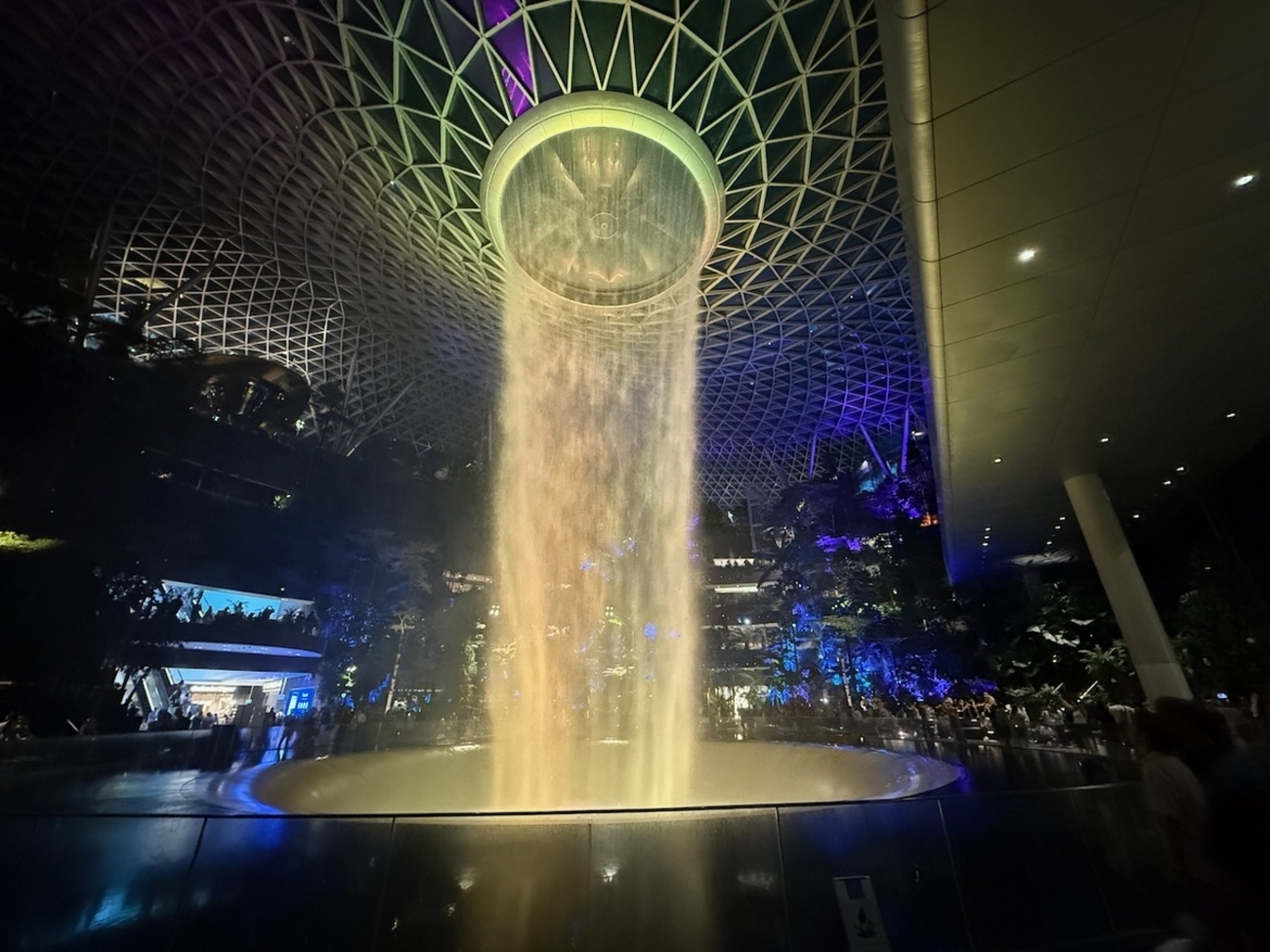 JEWEL ＜シンガポール・チャンギ国際空港＞ 巨大な人工滝が圧巻の一大