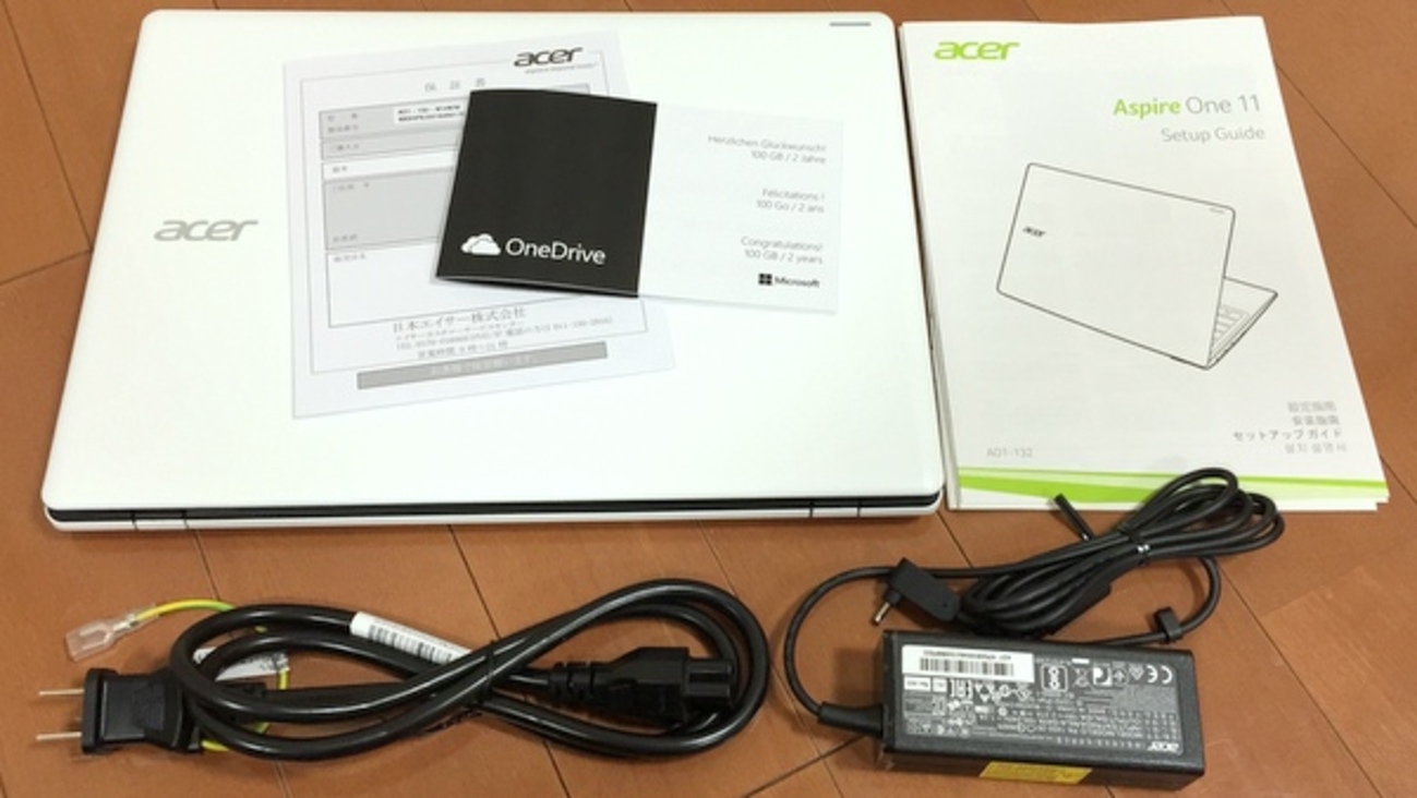ネットブックのような ACER Aspire One AO1-132-N14N/W を手に