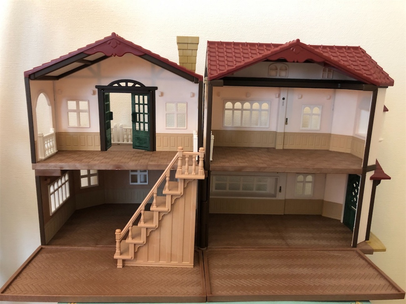 赤い屋根の大きなお家 クラシックカラー内部レビュー - 森の住人