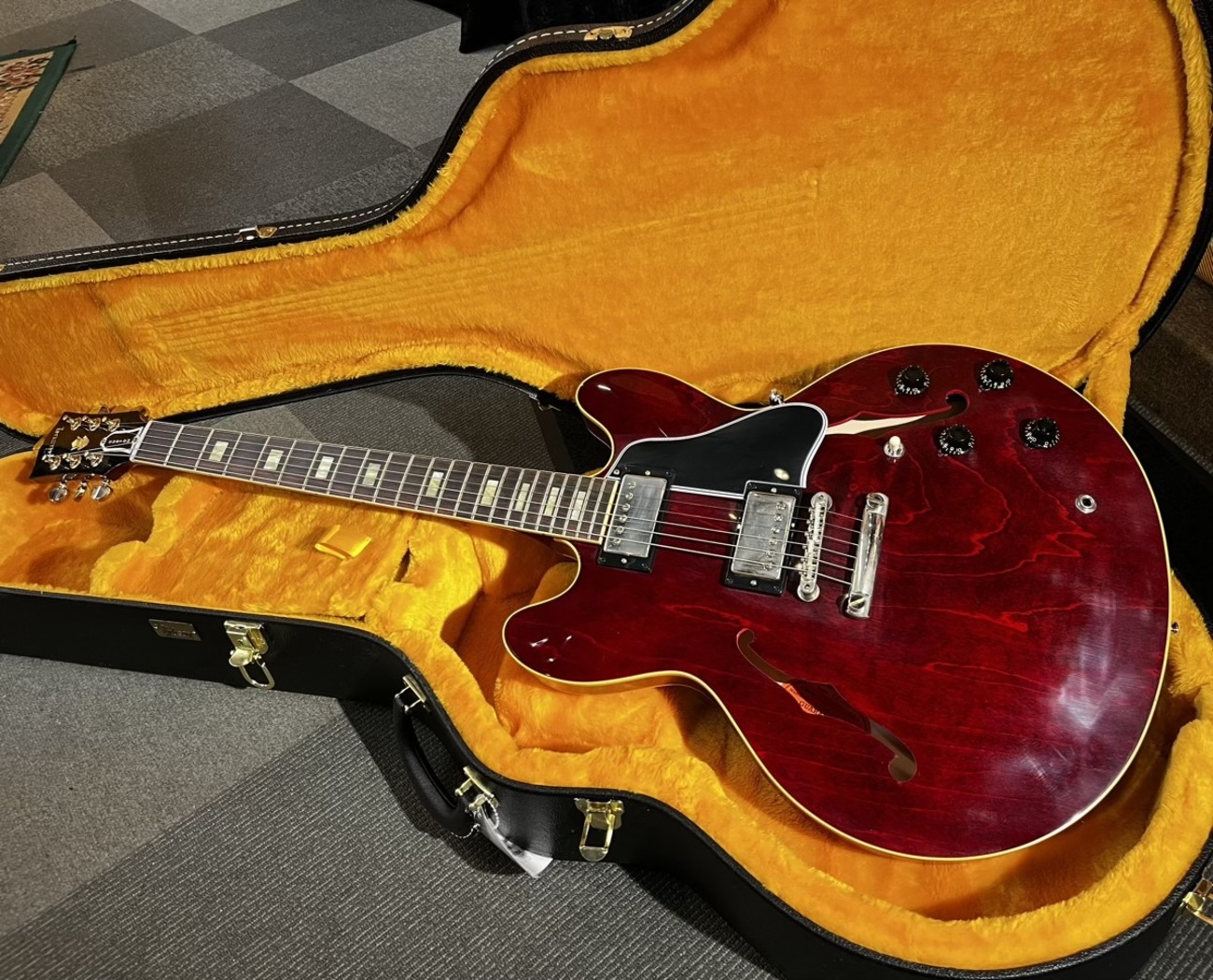 しっかり弾き込んだ Gibson ES-335／カラマズー
