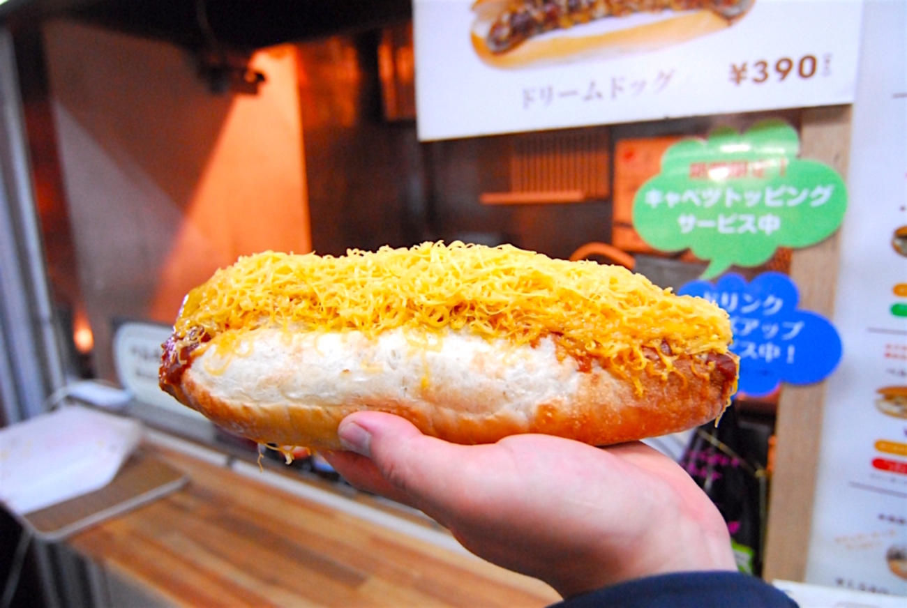 ハモニカ横丁で特大25cm上質ホットドッグにかぶりつく「スーパーホット