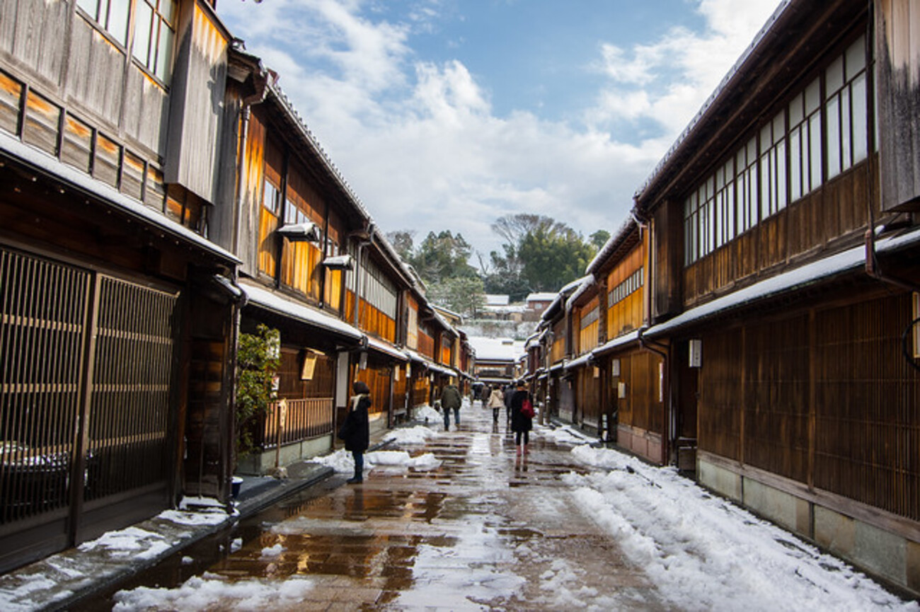 まるで京都！「ひがし茶屋街（金沢）」で極寒のなか金箔ソフトクリーム