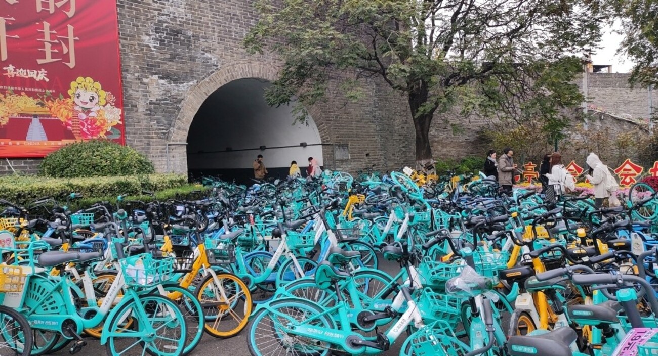 中国河南省開封市 中心部は放置自転車の海に?深夜のレンタル自転車 