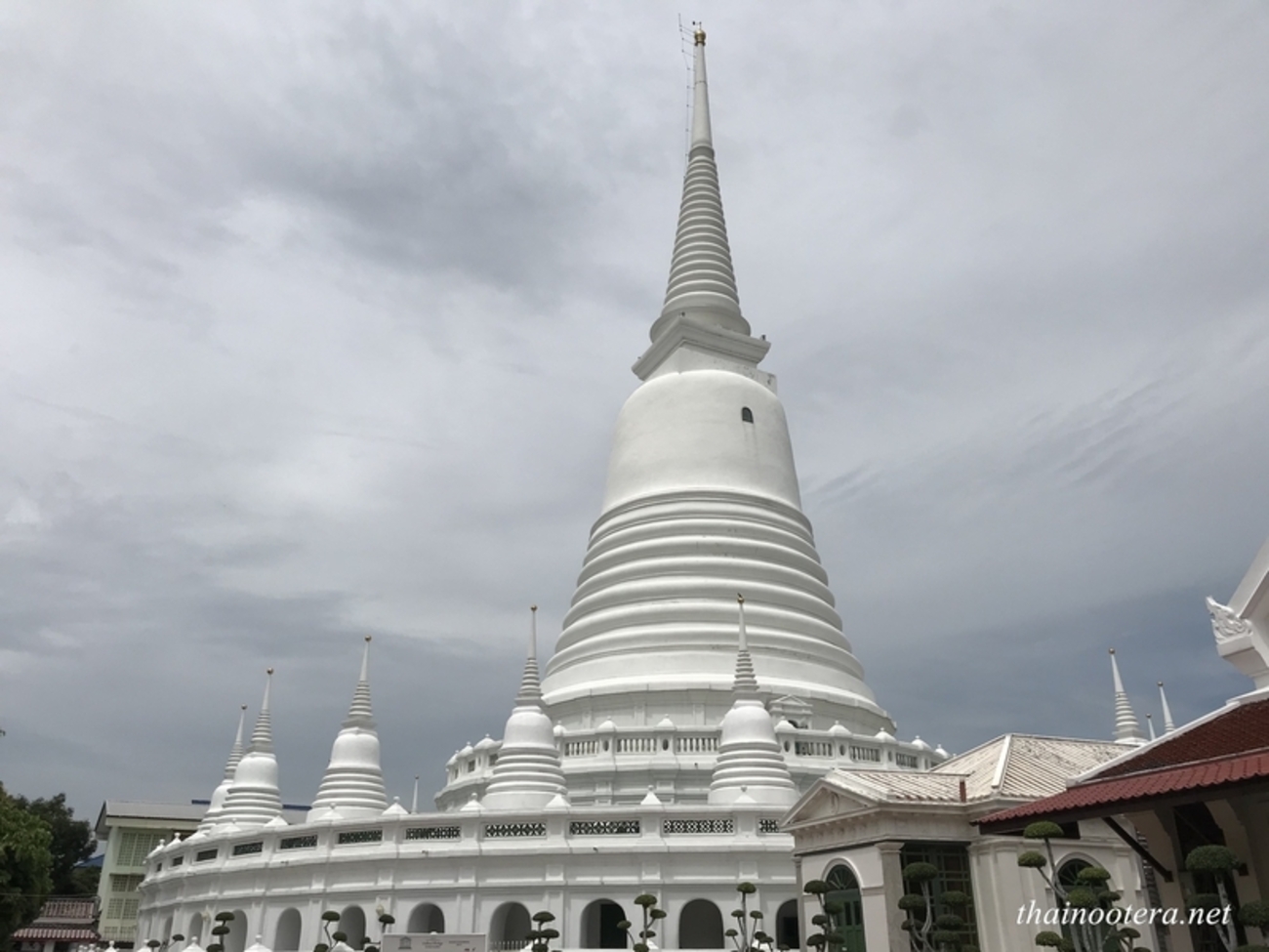 69番 白い大仏塔に目を奪われるお寺（前編） - タイのお寺に魅せられて