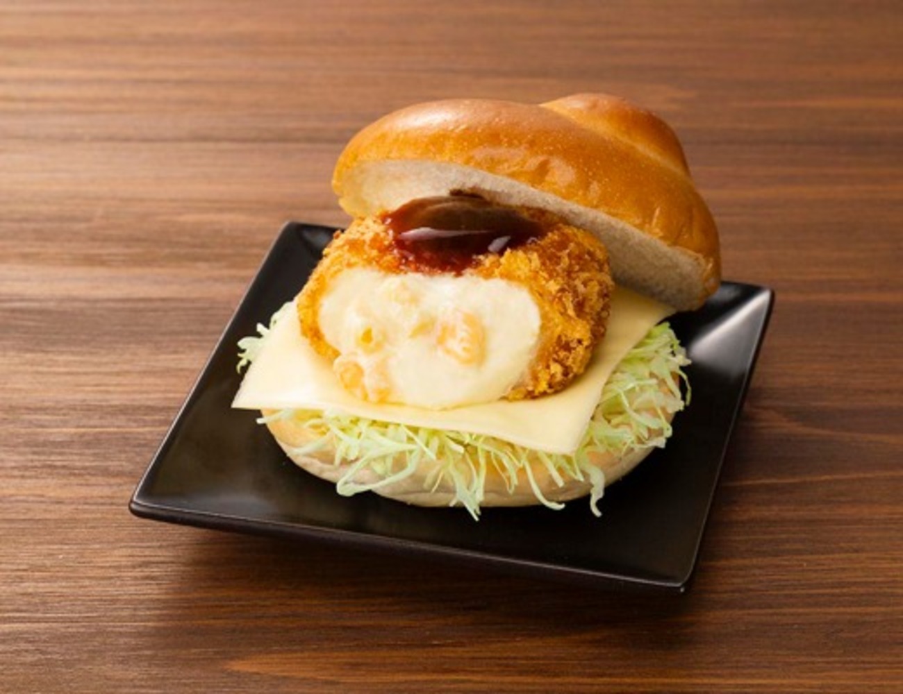 ローソンから「濃厚グラタンコロッケバーガー」が新登場！北海道産発酵 