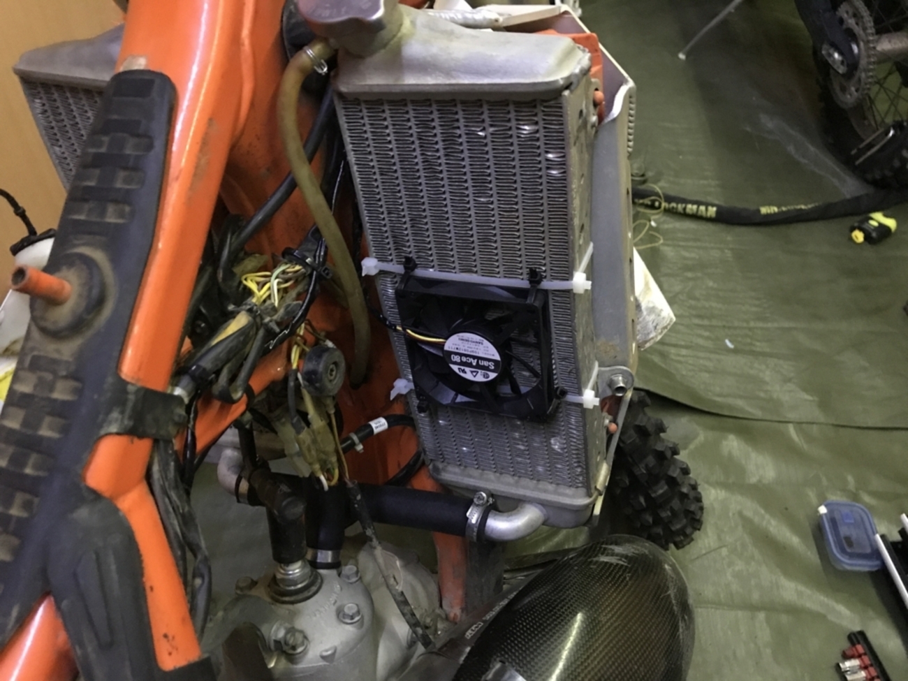 KTM125EXCにラジエーター冷却ファンを装着する - FUNAI RACING POST