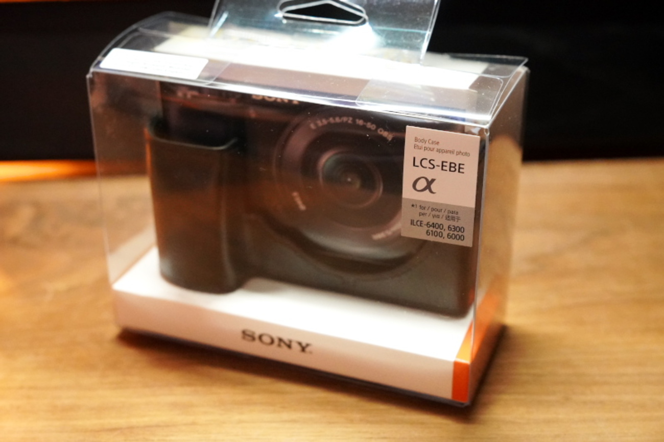 SONY のミラーレス一眼カメラ α6400 に純正ボディーケース（LCS-EBE(B 