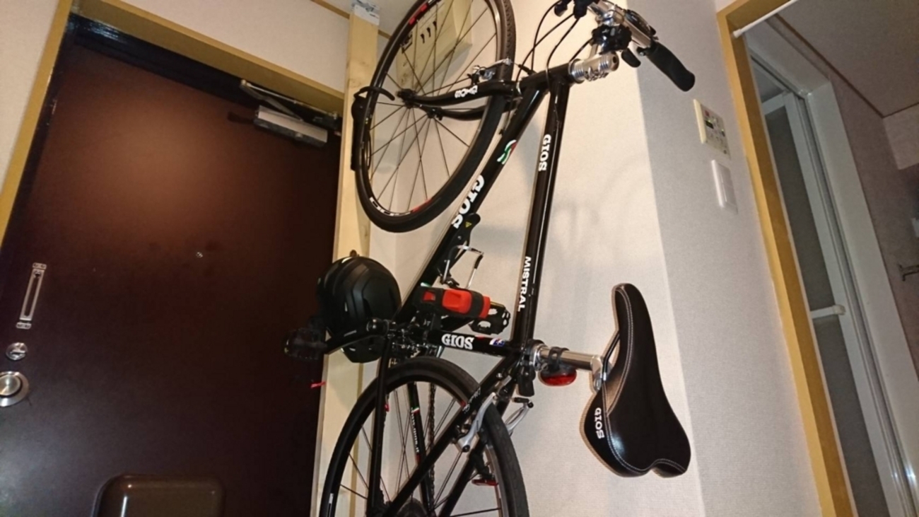 狭いスペースでのクロスバイクの保管方法 - どこまでも行ける気がした